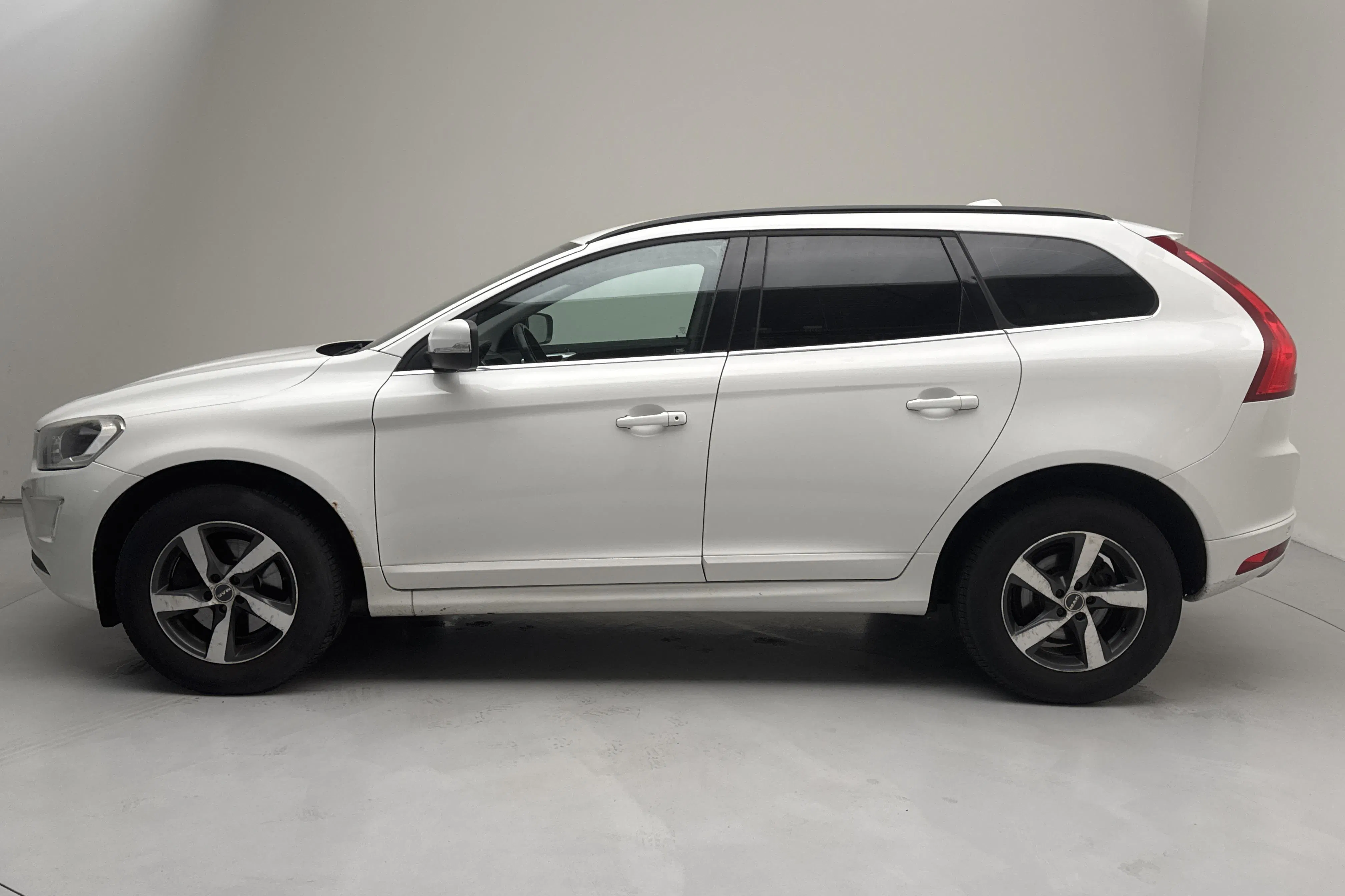 Presentationsfoto 2 av 14: Volvo XC60 D4 AWD (181hk) - 23 203 mil - Automat - vit - 2015