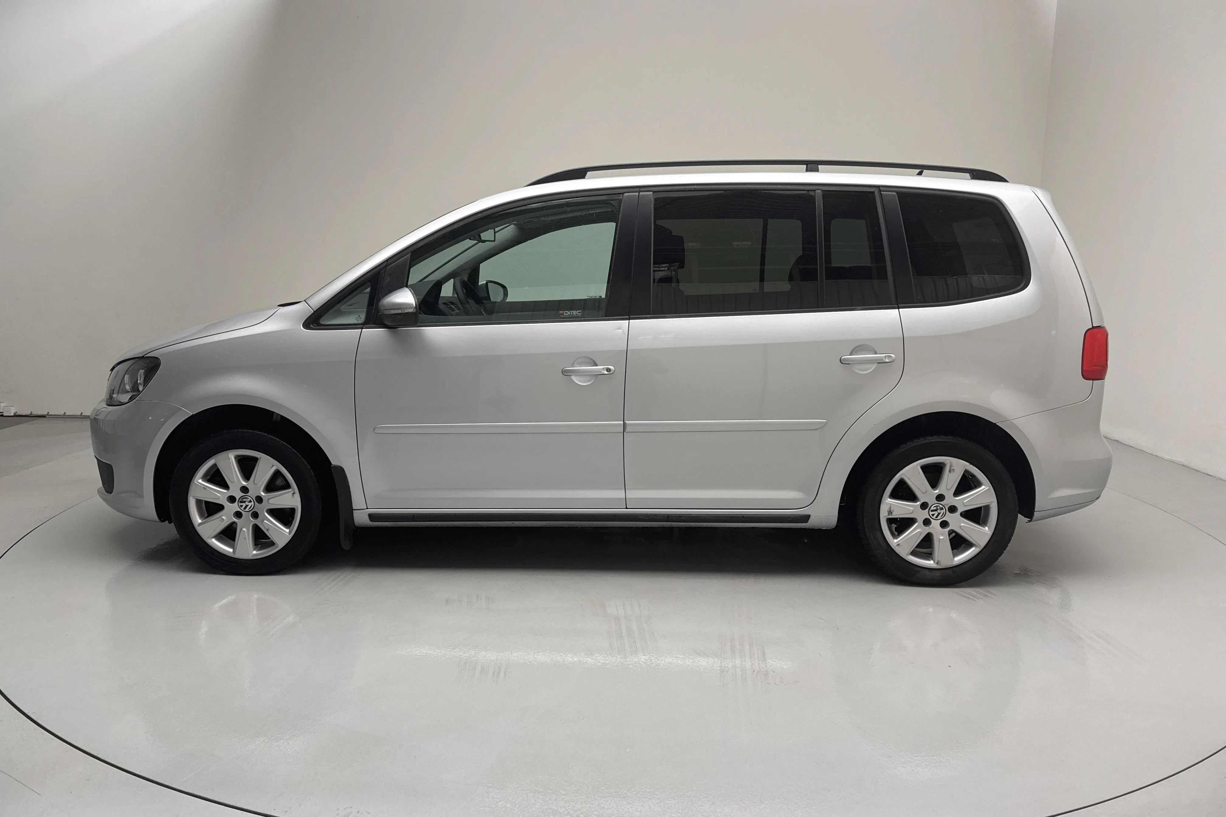 Presentationsfoto 2 av 12: VW Touran 2.0 TDI (140hk) - 16 165 mil - Automat - silver - 2013