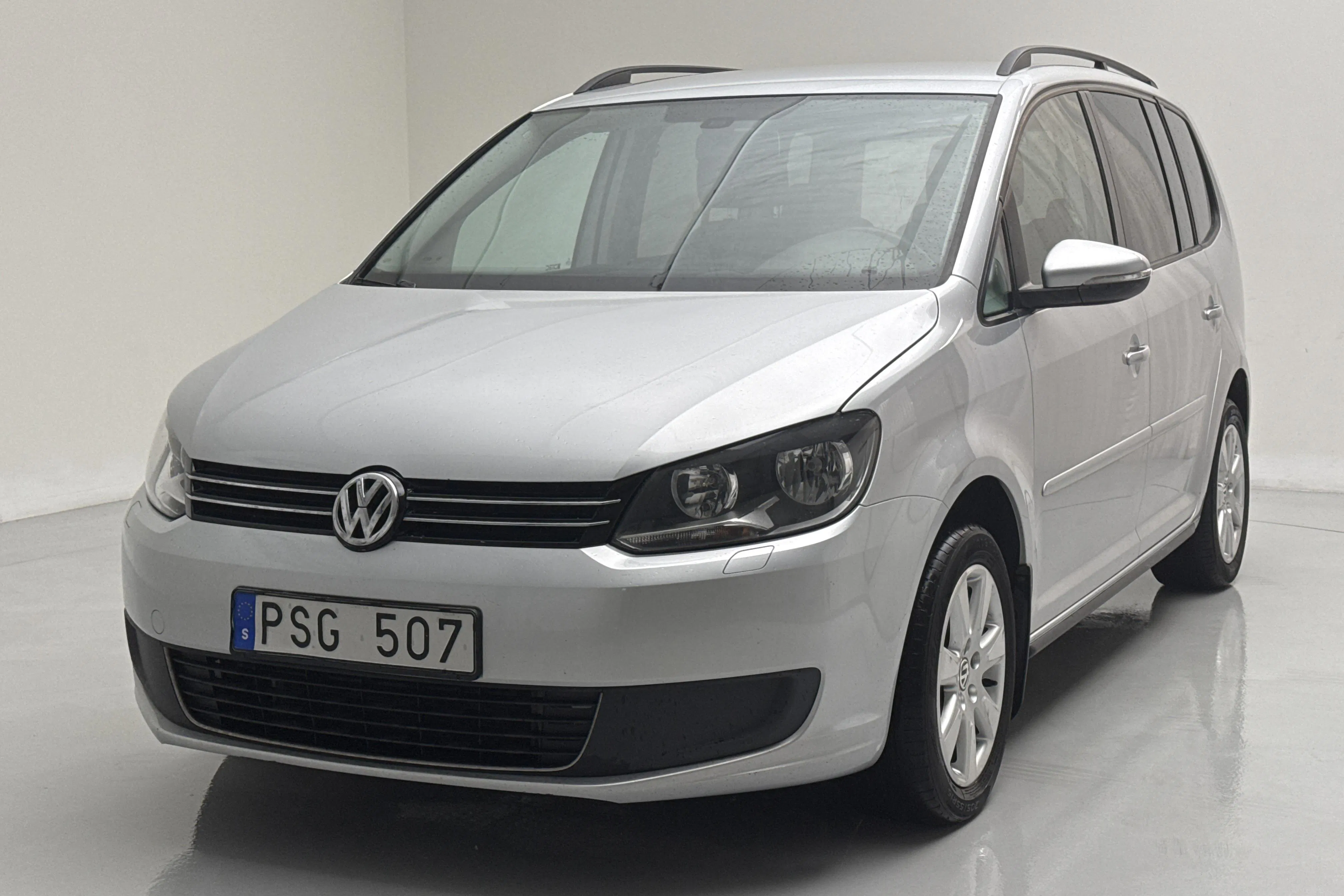 Presentationsfoto 1 av 12: VW Touran 2.0 TDI (140hk) - 16 165 mil - Automat - silver - 2013