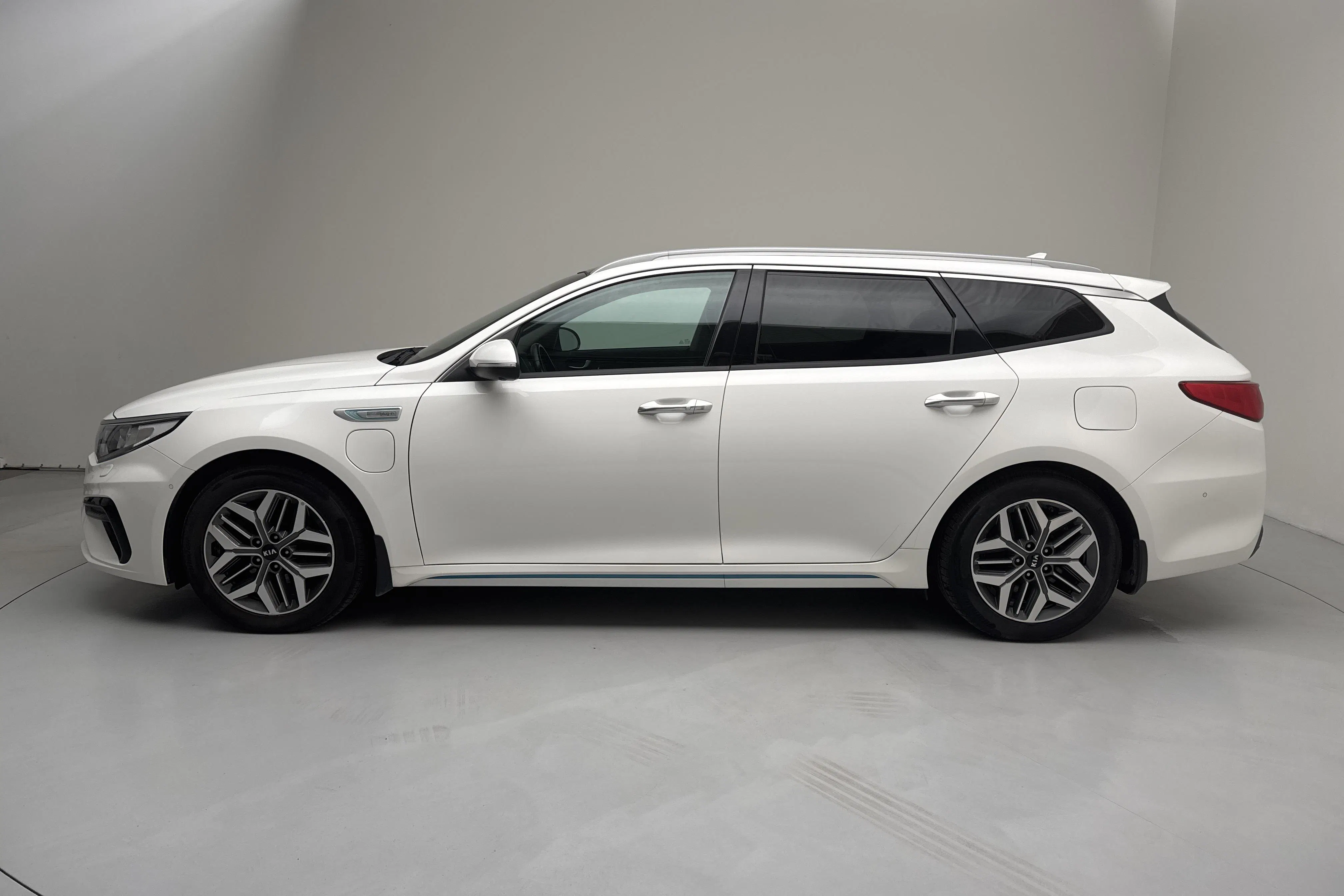 Presentationsfoto 2 av 18: KIA Optima 2.0 GDi Plug-in Hybrid SW (205hk) - 8 801 mil - Automat - vit - 2020