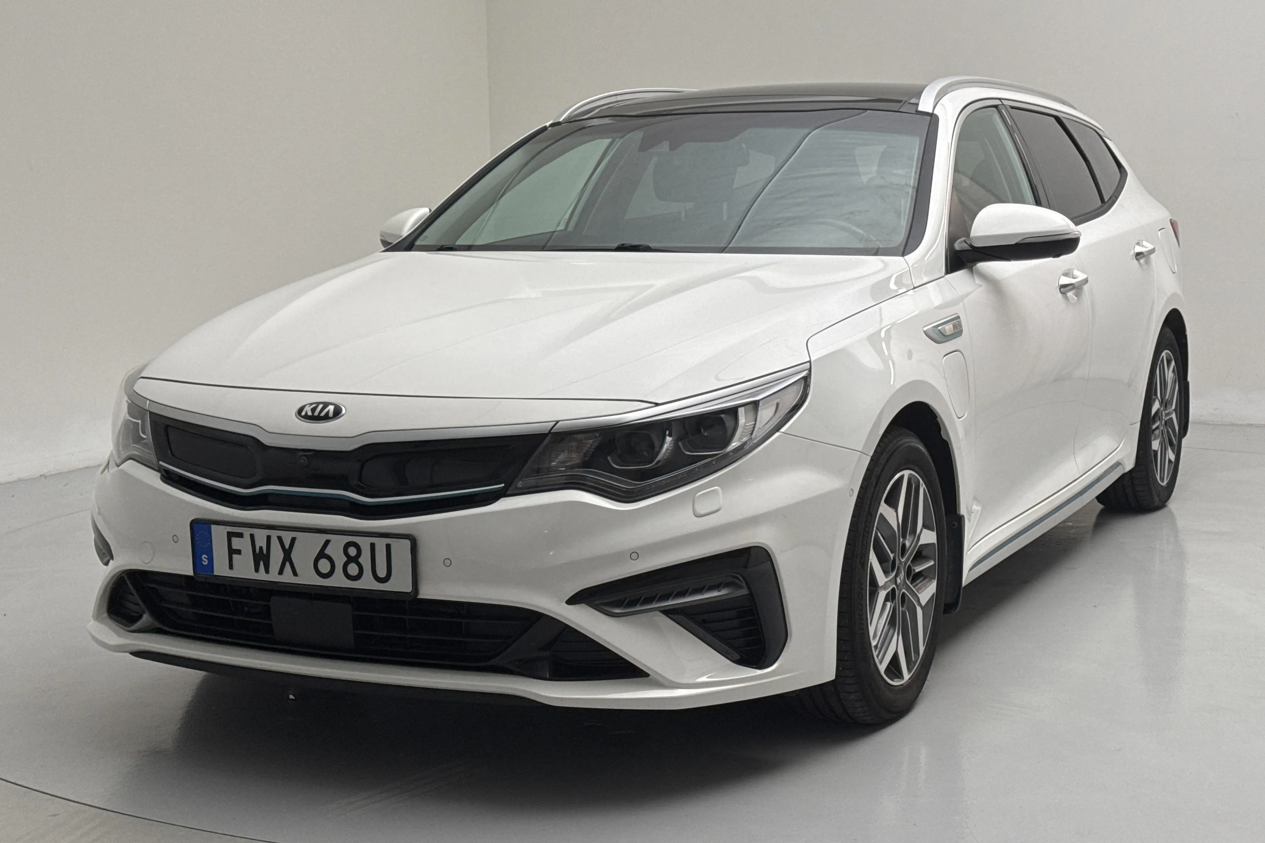 Presentationsfoto 1 av 18: KIA Optima 2.0 GDi Plug-in Hybrid SW (205hk) - 8 801 mil - Automat - vit - 2020
