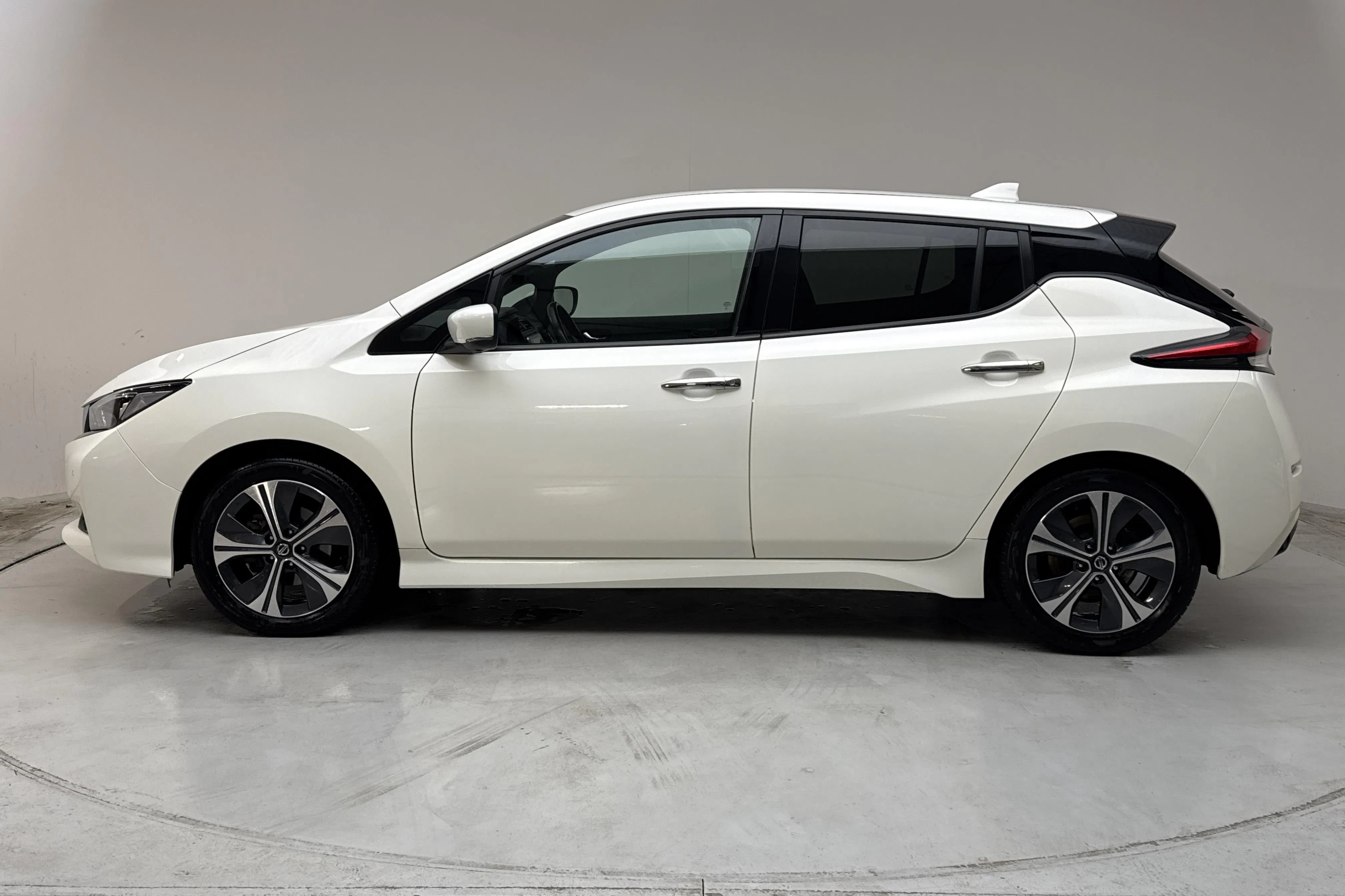 Presentation photo 2 of 16: Nissan LEAF 5dr 40kWh (150hk) - 162 640 km - Automatic - white - 2021