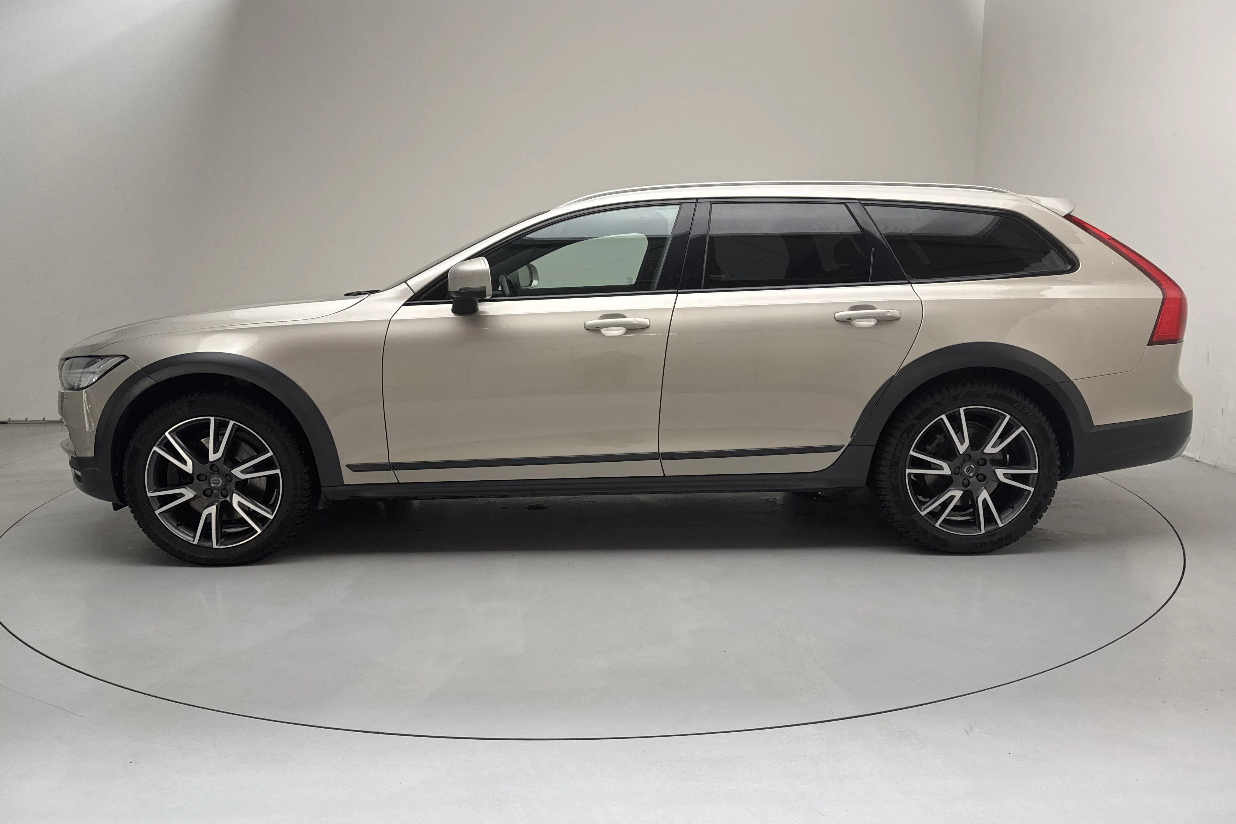 Presentation photo 2 of 16: Volvo V90 D4 Cross Country AWD (190hk) - 261 590 km - Automatic - light brown - 2018
