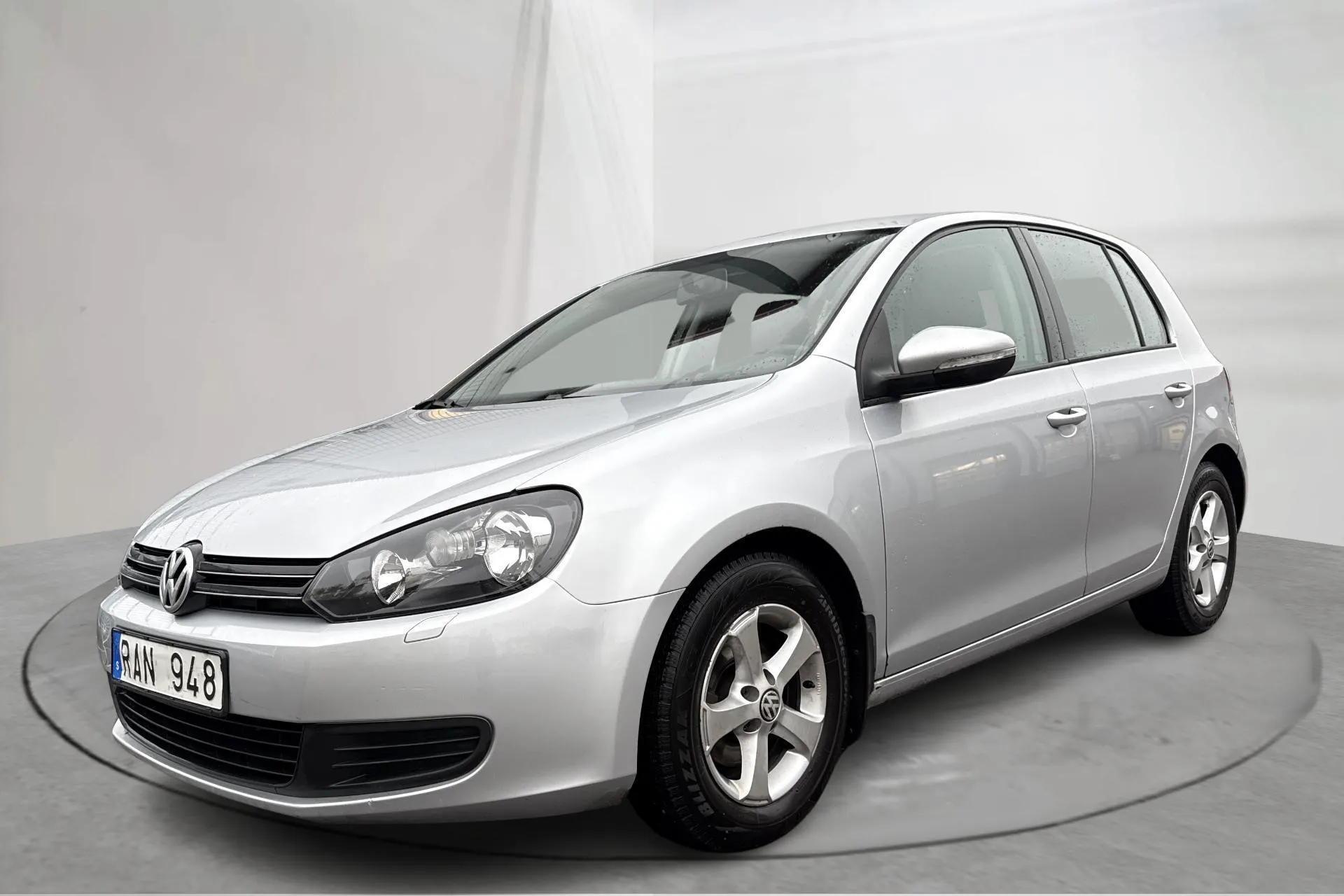 Presentationsfoto 1 av 15: VW Golf VI 1.6 TDI BlueMotion Technology 5dr (105hk) - 13 527 mil - Manuell - silver - 2011
