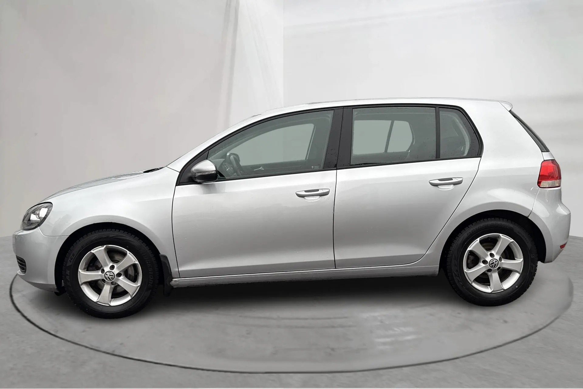Presentationsfoto 2 av 15: VW Golf VI 1.6 TDI BlueMotion Technology 5dr (105hk) - 13 527 mil - Manuell - silver - 2011