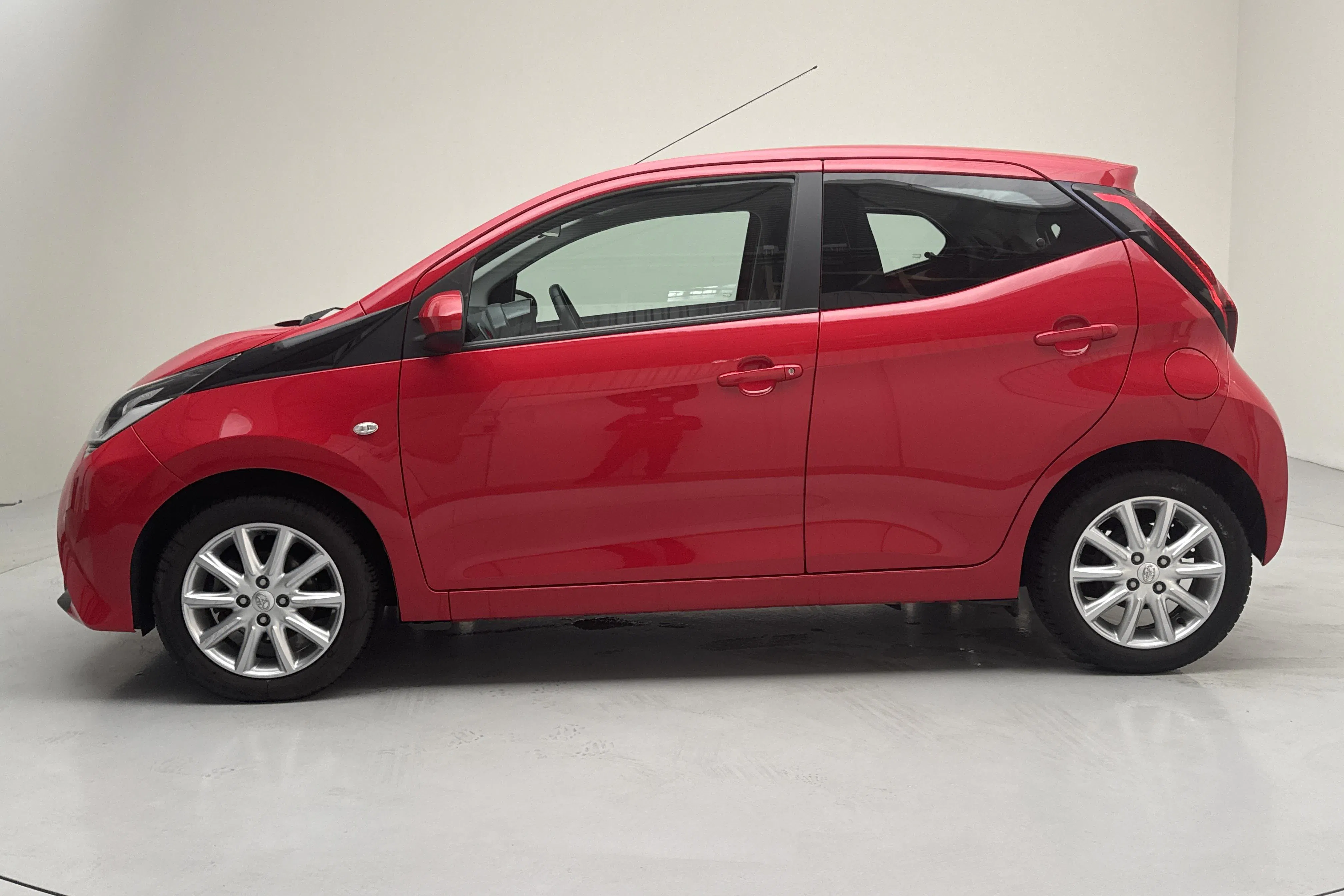 Presentationsfoto 2 av 14: Toyota Aygo 1.0 5dr (72hk) - 4 422 mil - Manuell - röd - 2019