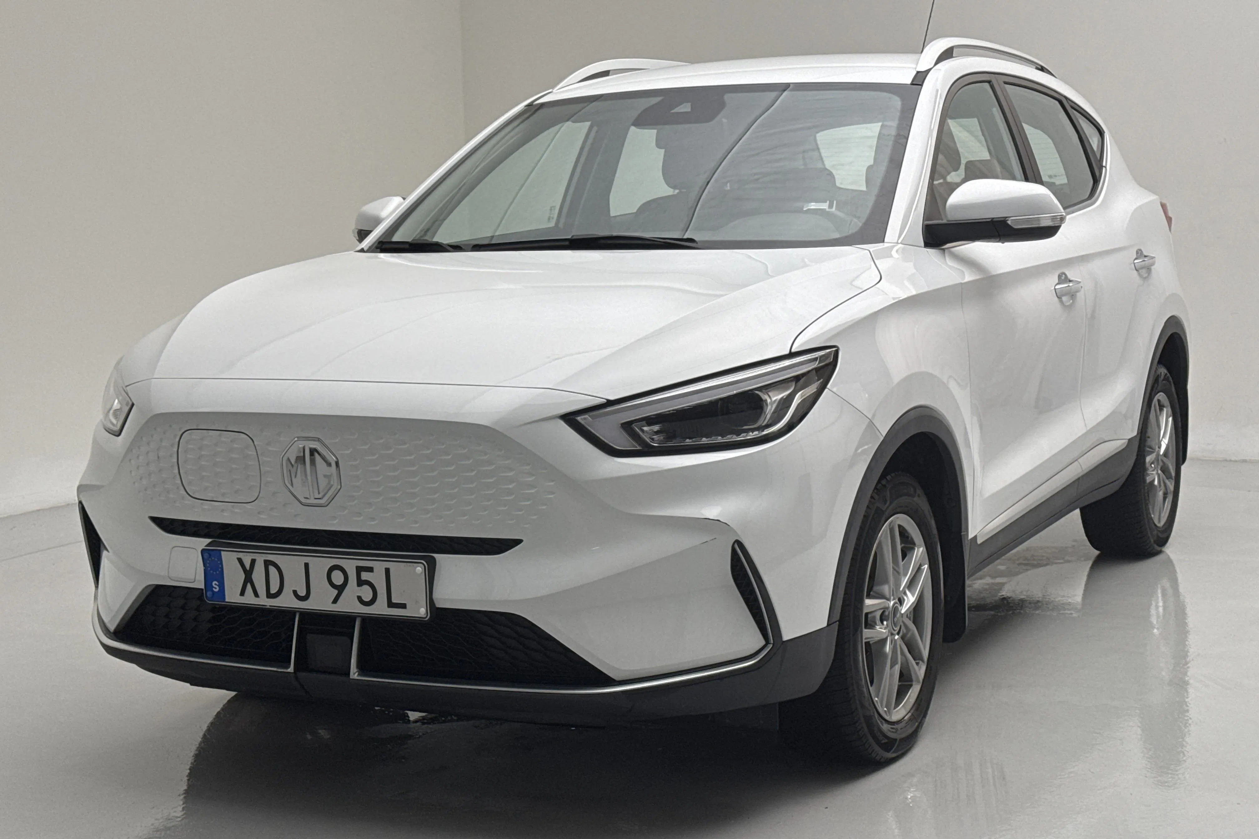 Presentationsfoto 1 av 15: MG ZS EV (156hk) - 7 540 mil - Automat - vit - 2022
