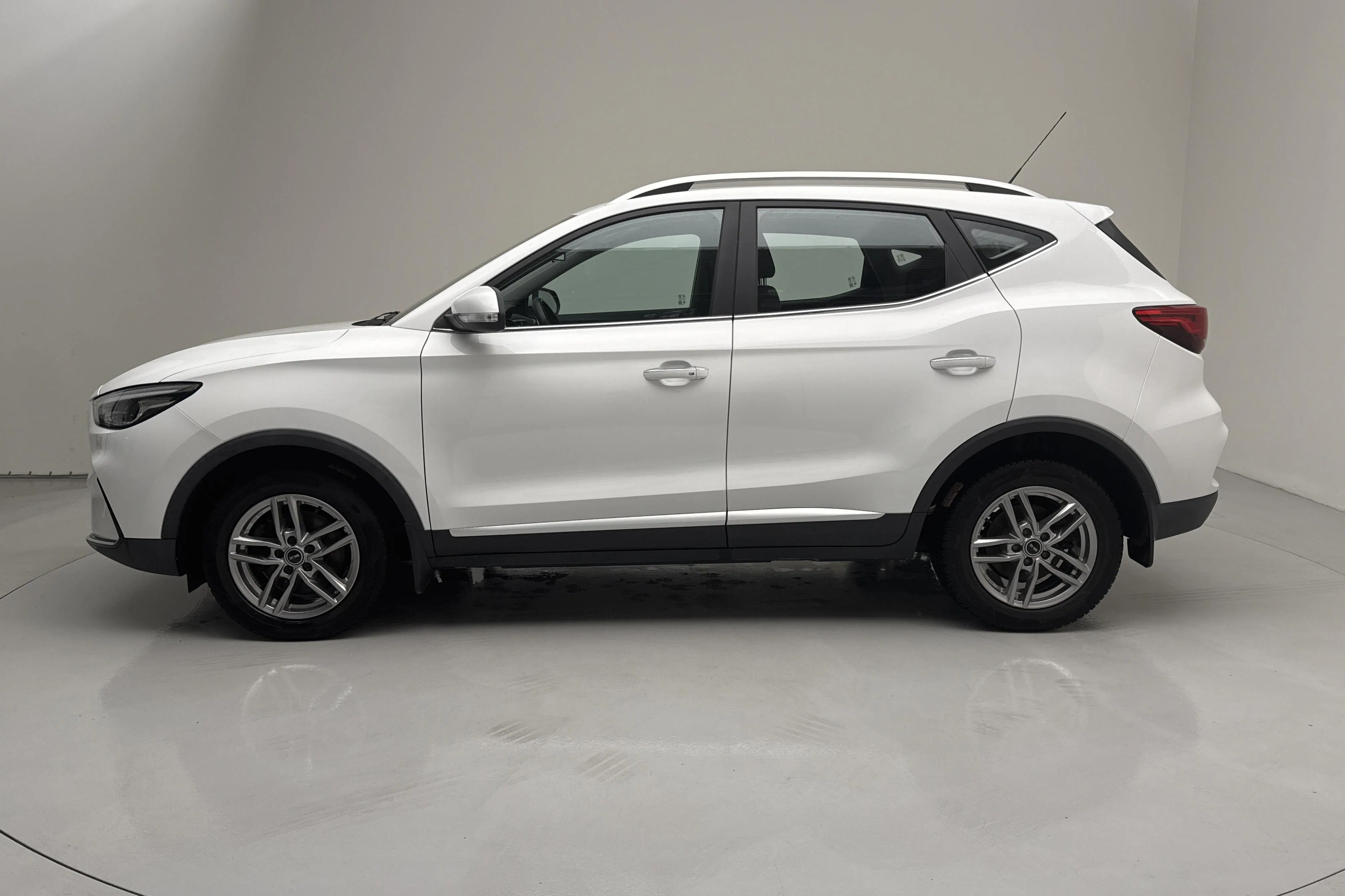Presentationsfoto 2 av 15: MG ZS EV (156hk) - 7 540 mil - Automat - vit - 2022