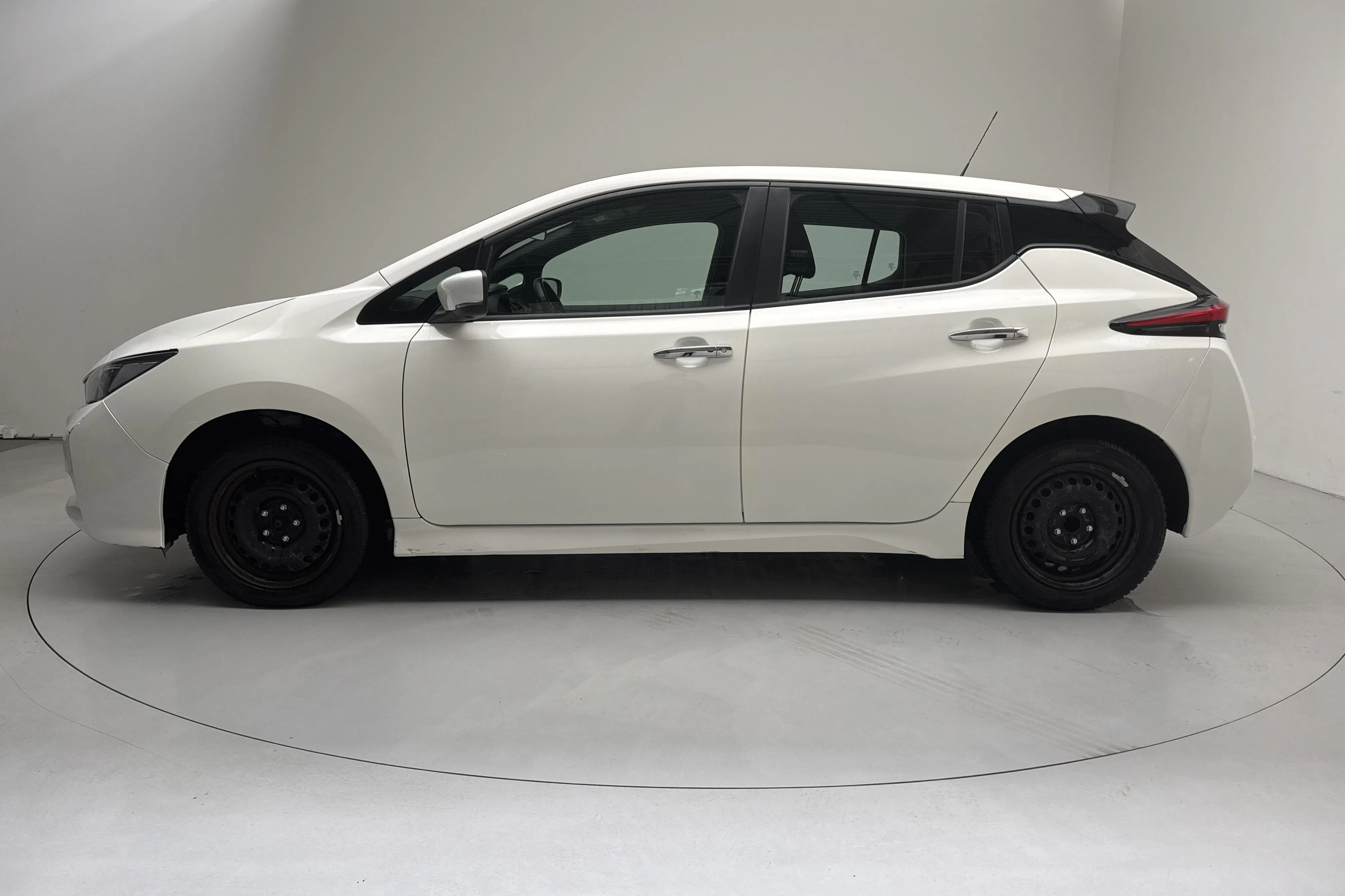 Presentationsfoto 2 av 17: Nissan LEAF 5dr 62kWh (214hk) - 10 398 mil - Automat - vit - 2021