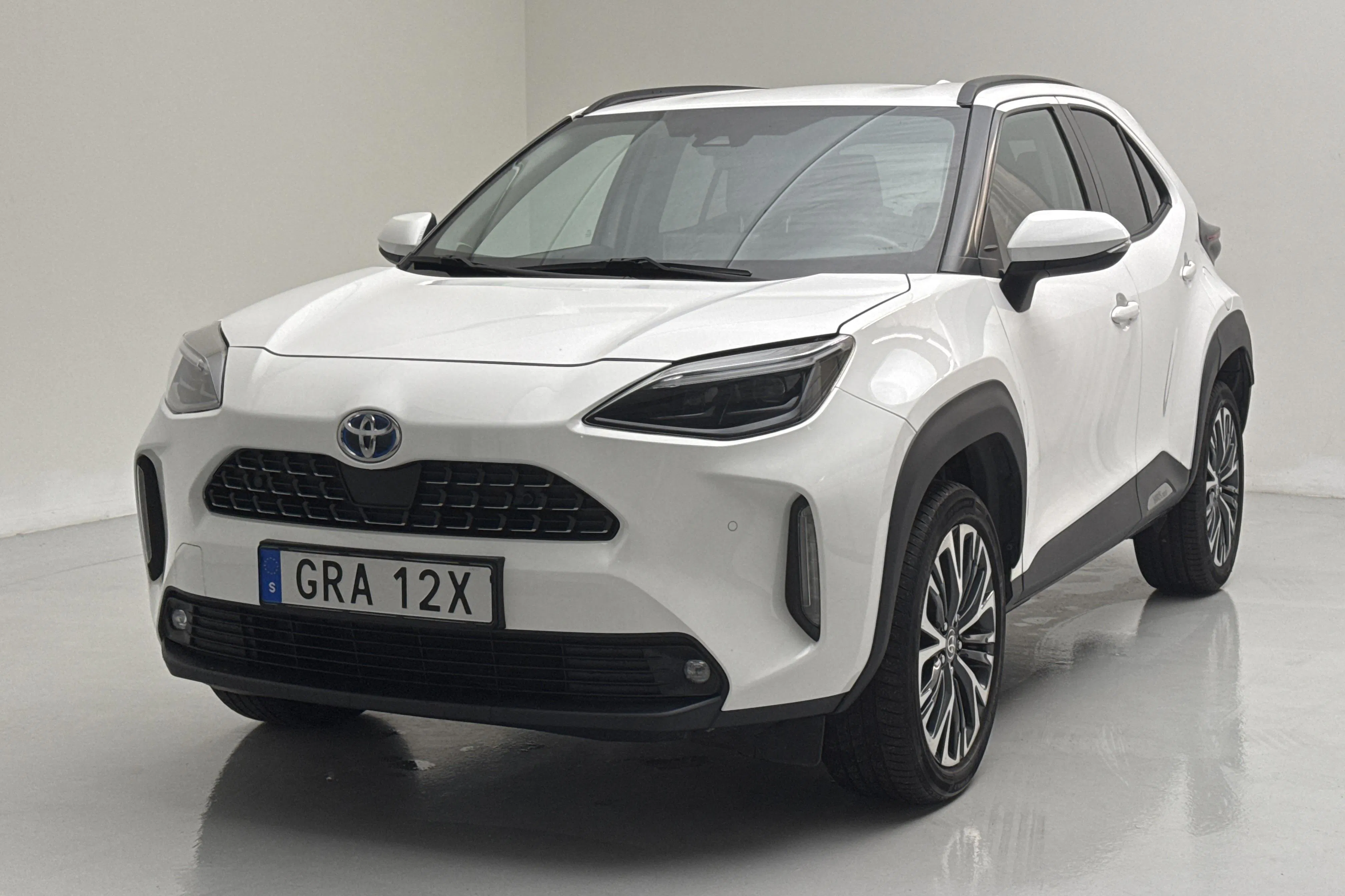 Presentationsfoto 1 av 15: Toyota Yaris Cross 1.5 Hybrid (116hk) - 14 043 mil - Automat - vit - 2023