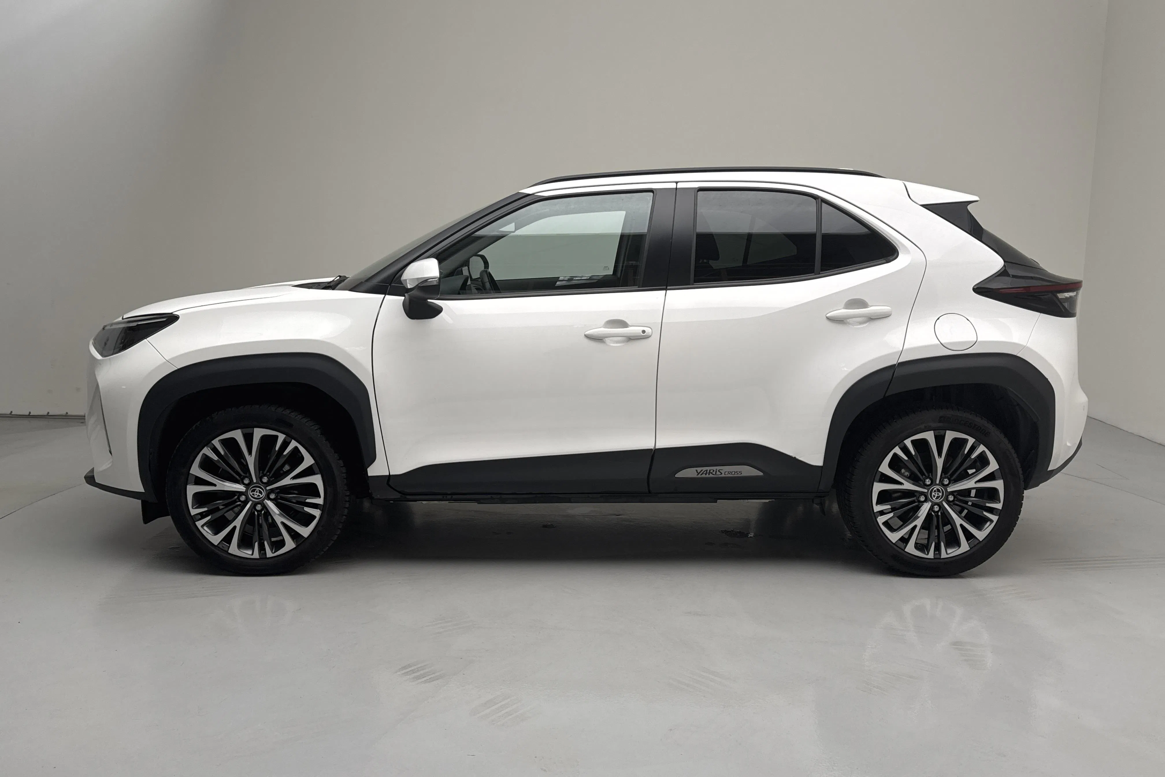 Presentationsfoto 2 av 15: Toyota Yaris Cross 1.5 Hybrid (116hk) - 14 043 mil - Automat - vit - 2023