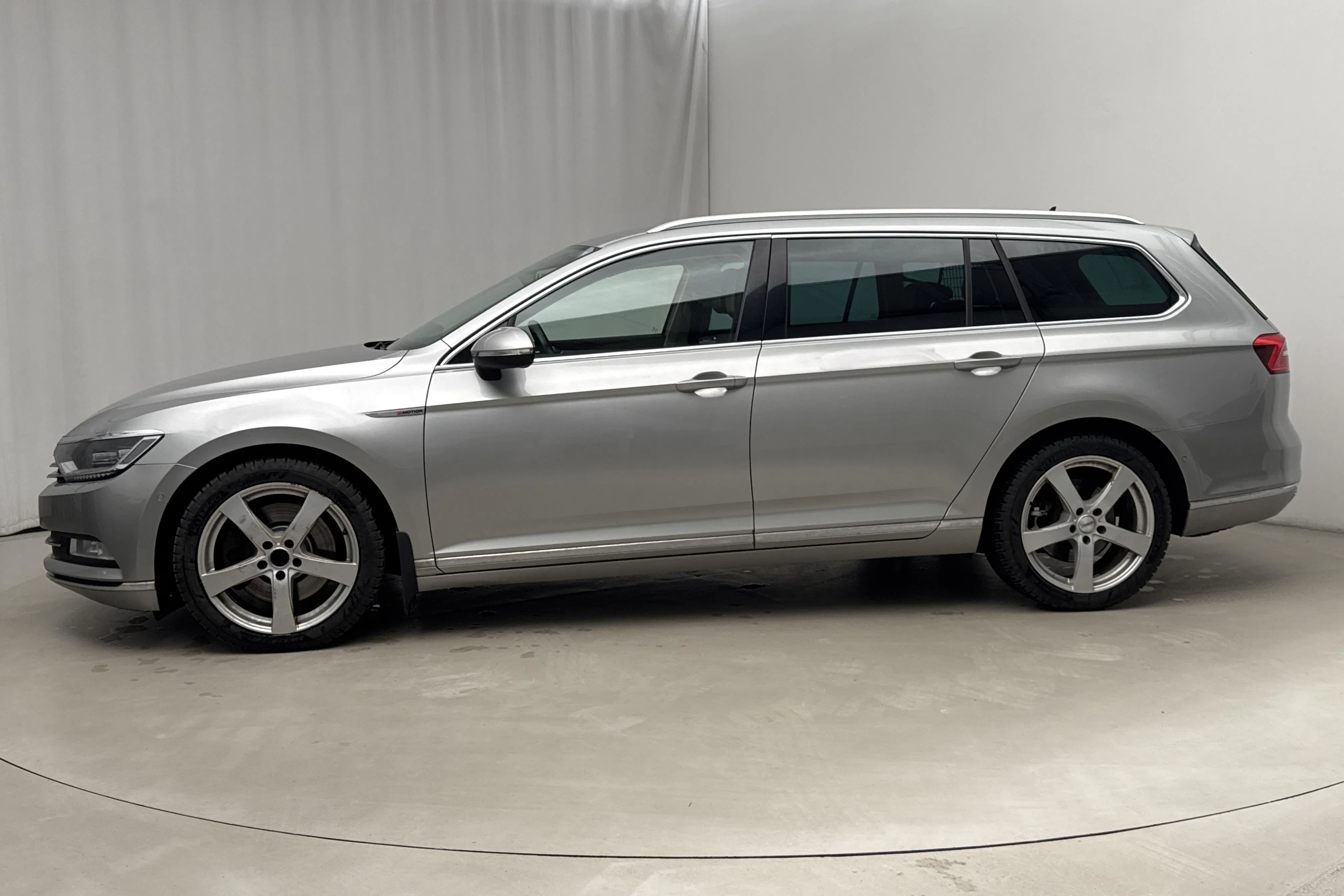 Esitlusfoto 2 aadressil 20: VW Passat 2.0 TDI BiTurbo Sportscombi 4MOTION (240hk) - 226 800 km - Automaatne - hõbe - 2015