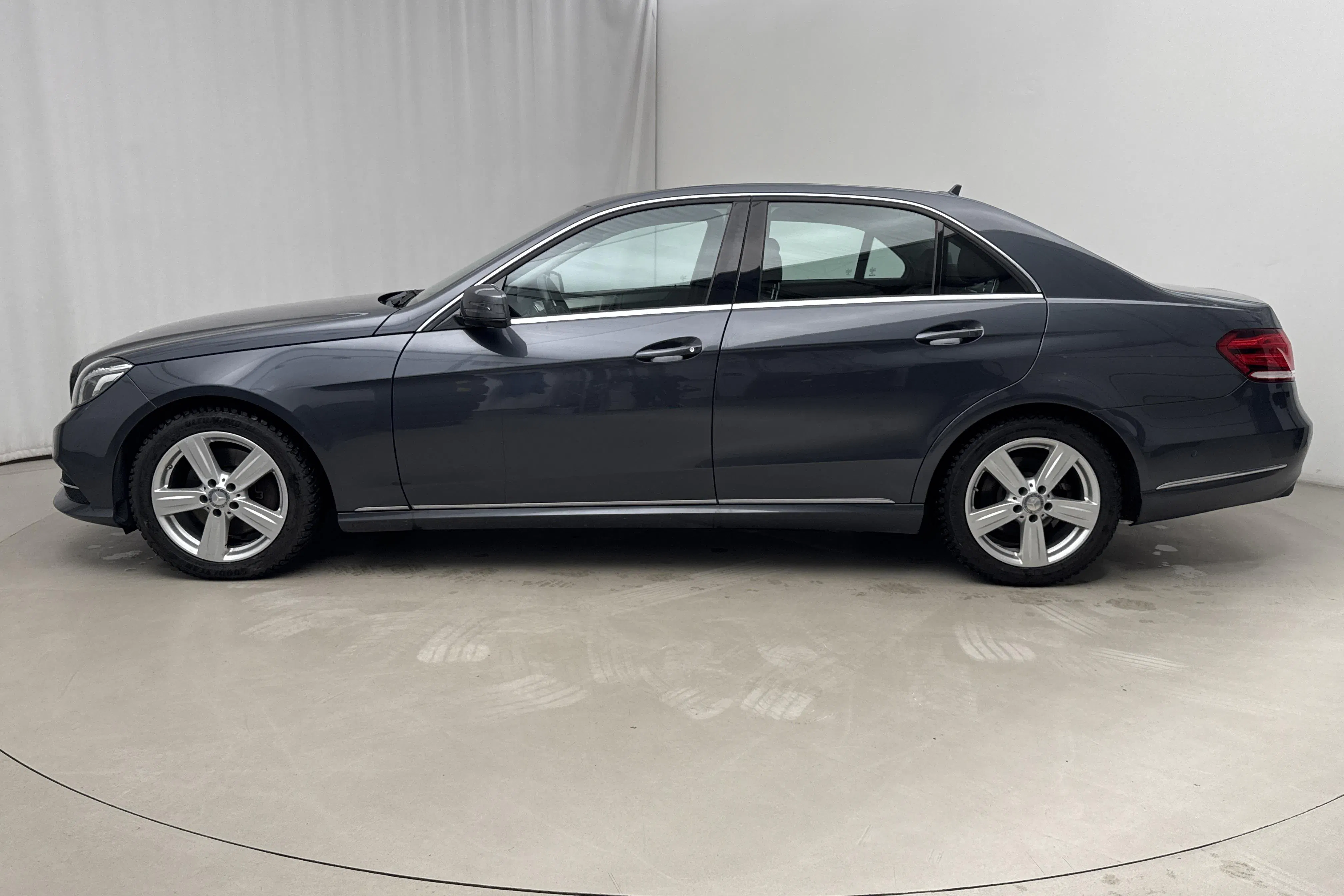 Presentationsfoto 2 av 16: Mercedes E 250 BlueTEC 4MATIC W212 (204hk) - 9 819 mil - Automat - Mörkgrå - 2015