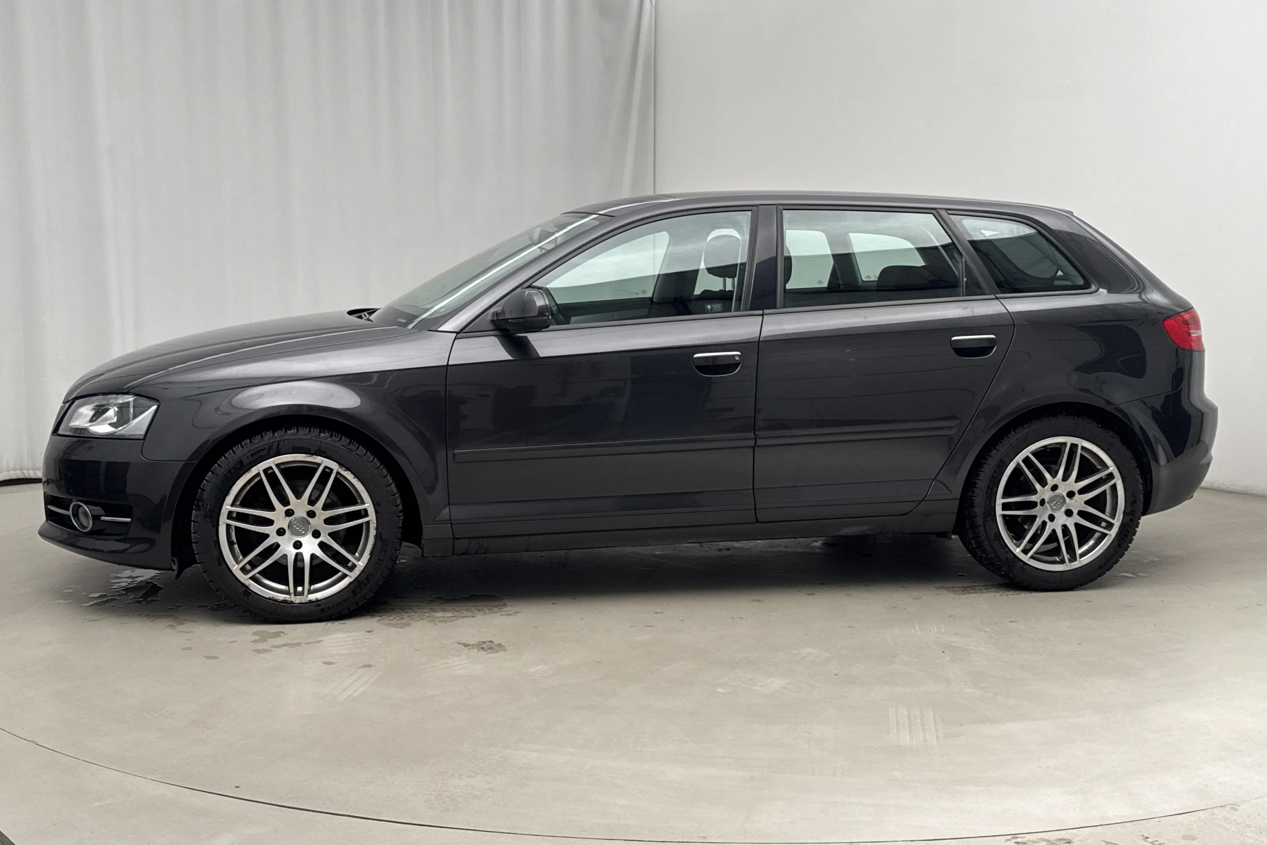 Presentationsfoto 2 av 15: Audi A3 2.0 TDI Sportback (140hk) - 10 916 mil - Manuell - grå - 2011