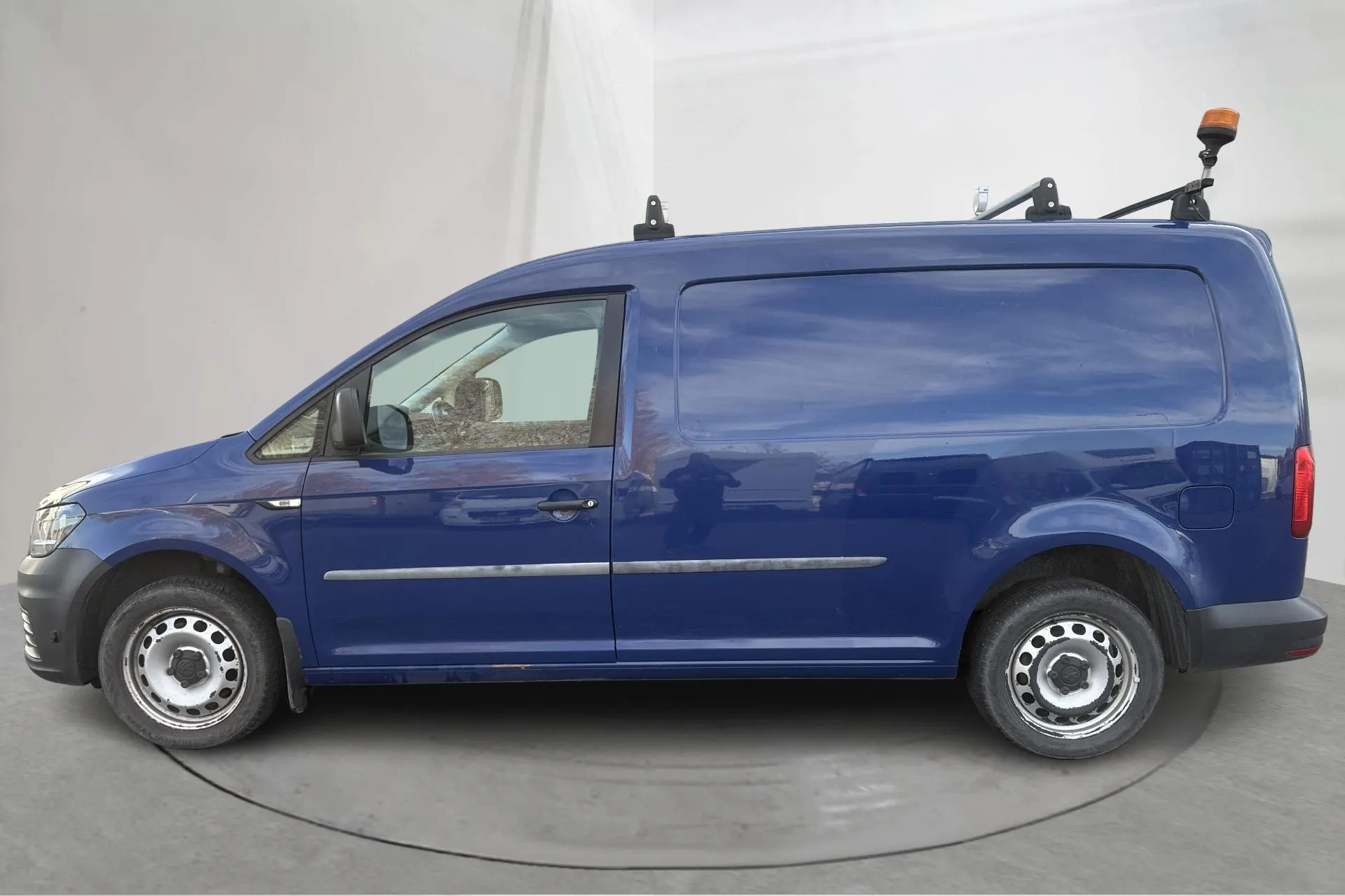 Presentationsfoto 2 av 16: VW Caddy 2.0 TDI Maxi Skåp 4MOTION (122hk) - 12 892 mil - Manuell - blå - 2017