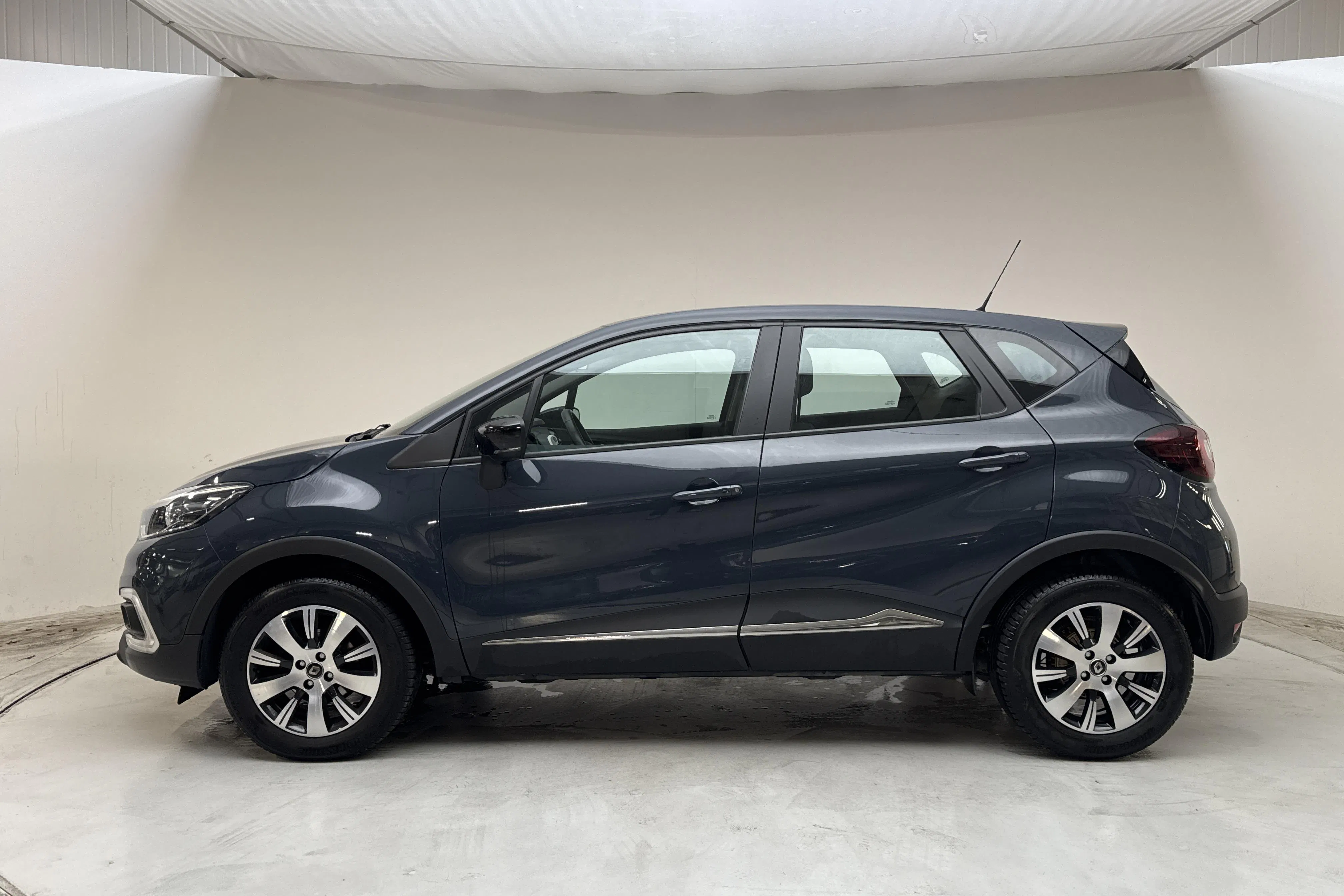 Presentationsfoto 2 av 12: Renault Captur 0.9 TCe (90hk) - 3 186 mil - Manuell - blå - 2019