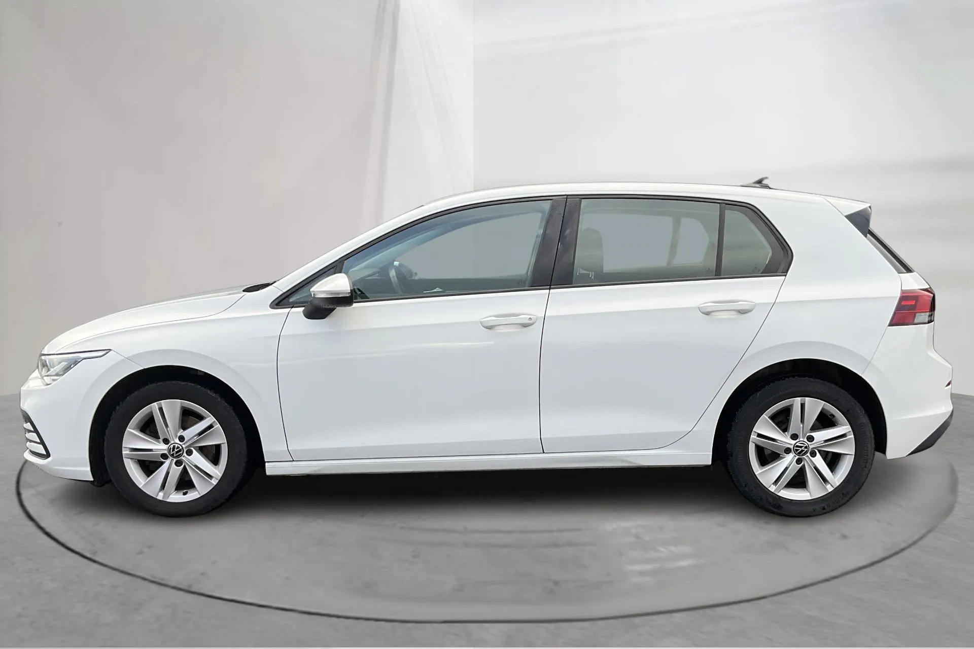 Presentationsfoto 2 av 15: VW Golf VIII TGI 5dr (130hk) - 15 527 mil - Automat - vit - 2023