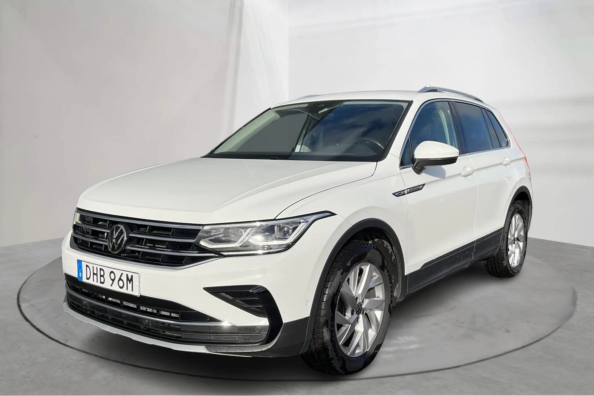 Presentationsfoto 1 av 19: VW Tiguan 2.0 TDI 4MOTION (200hk) - 35 453 mil - Automat - vit - 2022