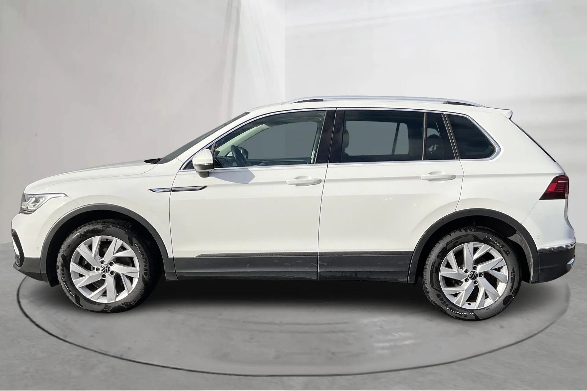 Presentationsfoto 2 av 19: VW Tiguan 2.0 TDI 4MOTION (200hk) - 35 453 mil - Automat - vit - 2022