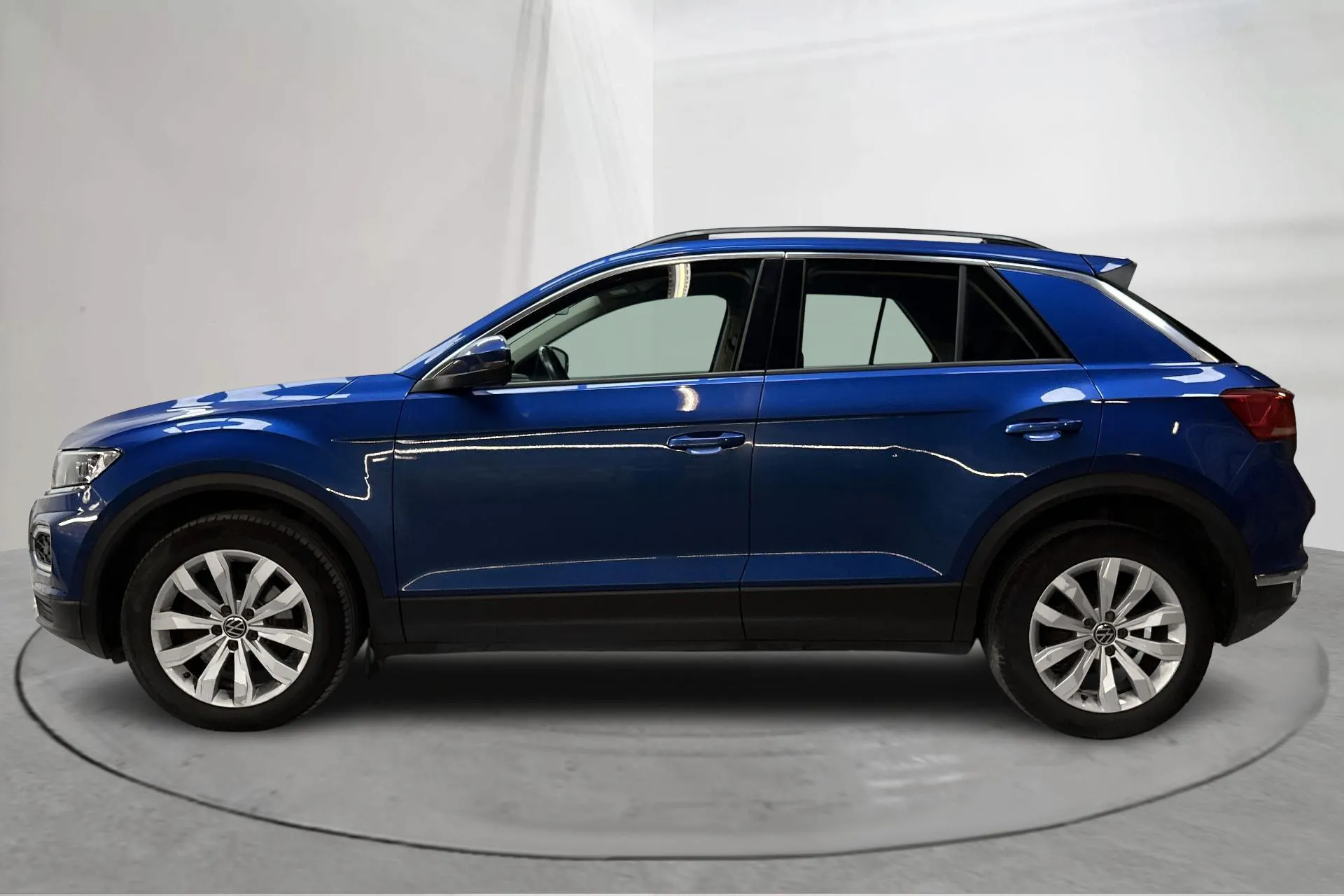 Presentationsfoto 2 av 16: VW T-Roc 2.0 TDI 4MOTION (150hk) - 8 903 mil - Automat - blå - 2022