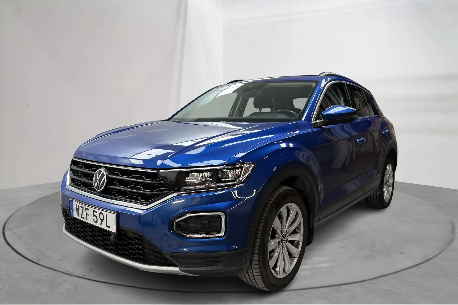 Presentationsfoto 1 av 16: VW T-Roc 2.0 TDI 4MOTION (150hk) - 8 903 mil - Automat - blå - 2022