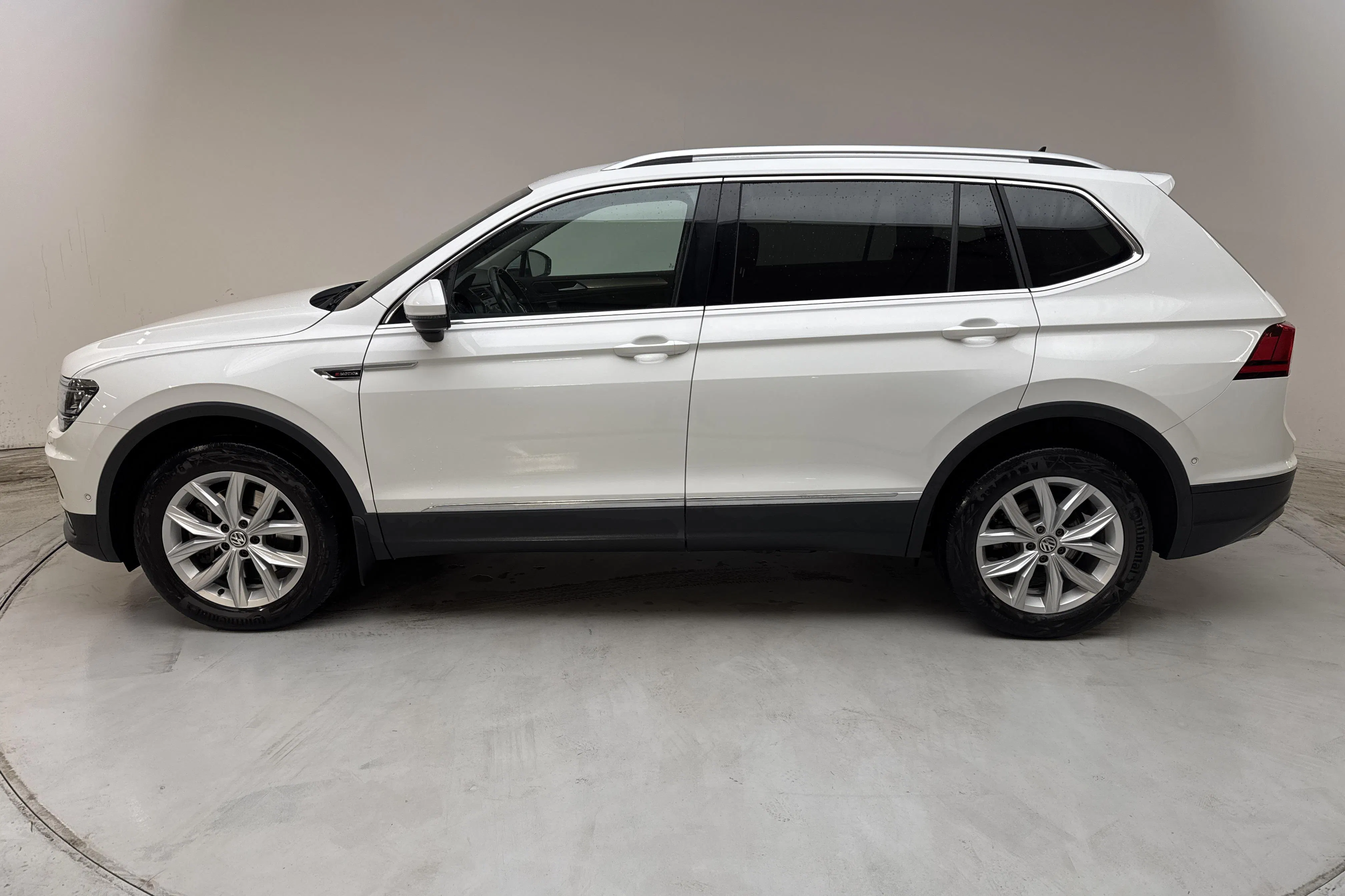 Presentationsfoto 2 av 16: VW Tiguan Allspace 2.0 TSI 4MOTION (190hk) - 7 886 mil - Automat - vit - 2020