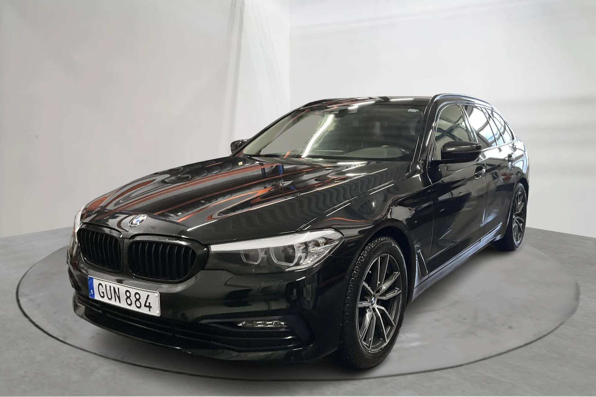 Presentationsfoto 1 av 17: BMW 520d xDrive Touring, G31 (190hk) - 14 937 mil - Automat - svart - 2018