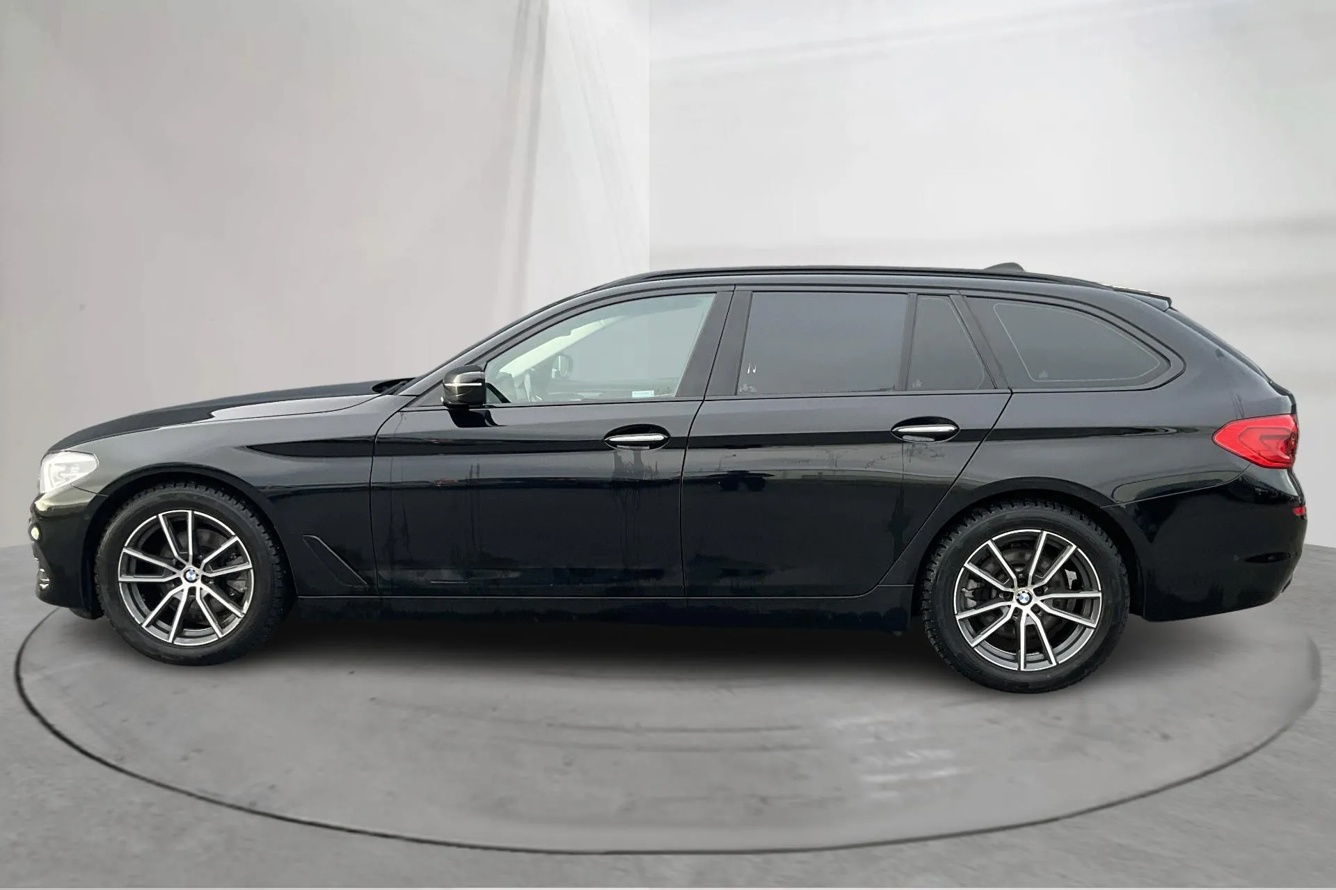Presentationsfoto 2 av 17: BMW 520d xDrive Touring, G31 (190hk) - 14 937 mil - Automat - svart - 2018