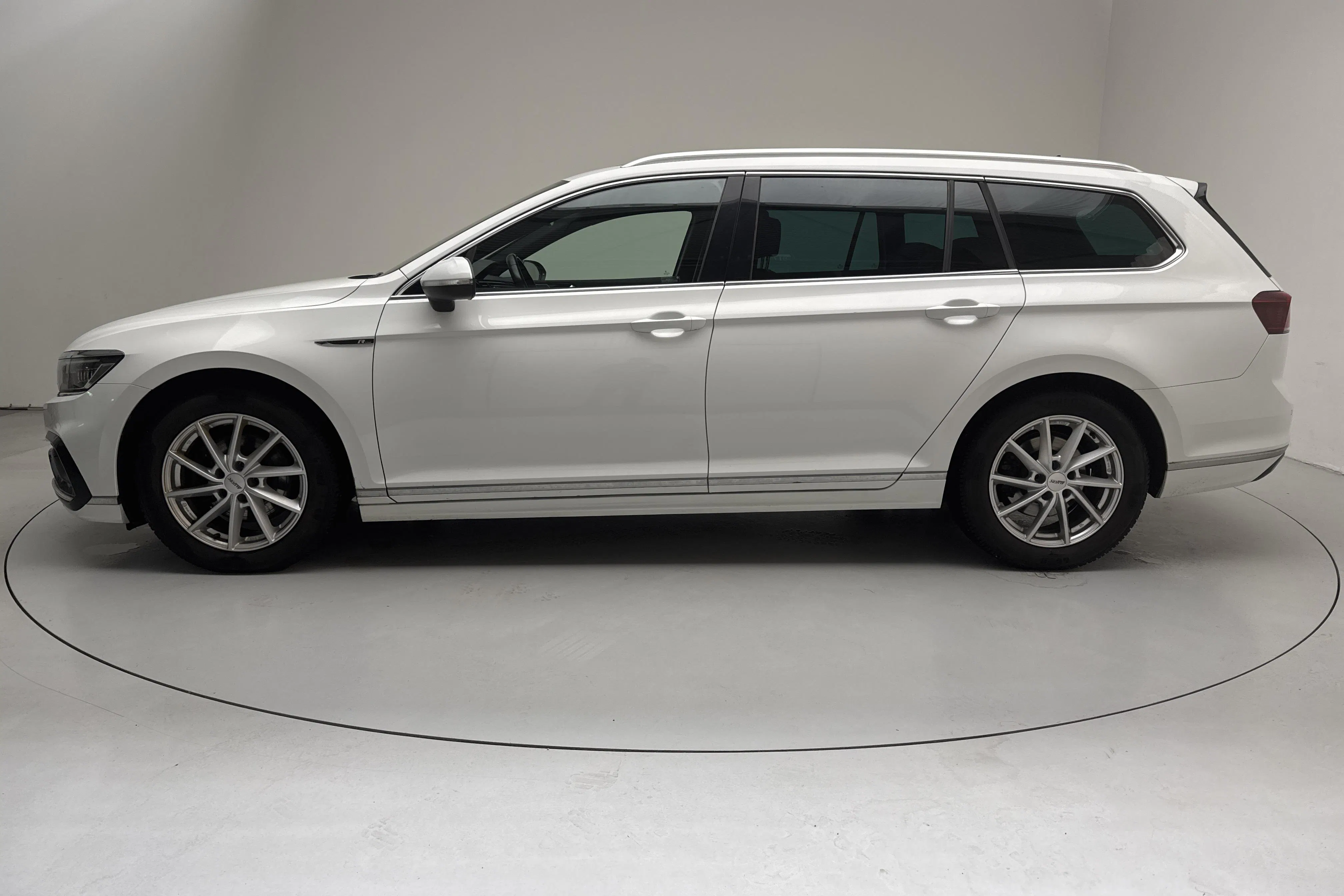Presentationsfoto 2 av 16: VW Passat 2.0 TDI Sportscombi 4Motion (200hk) - 12 671 mil - Automat - vit - 2021