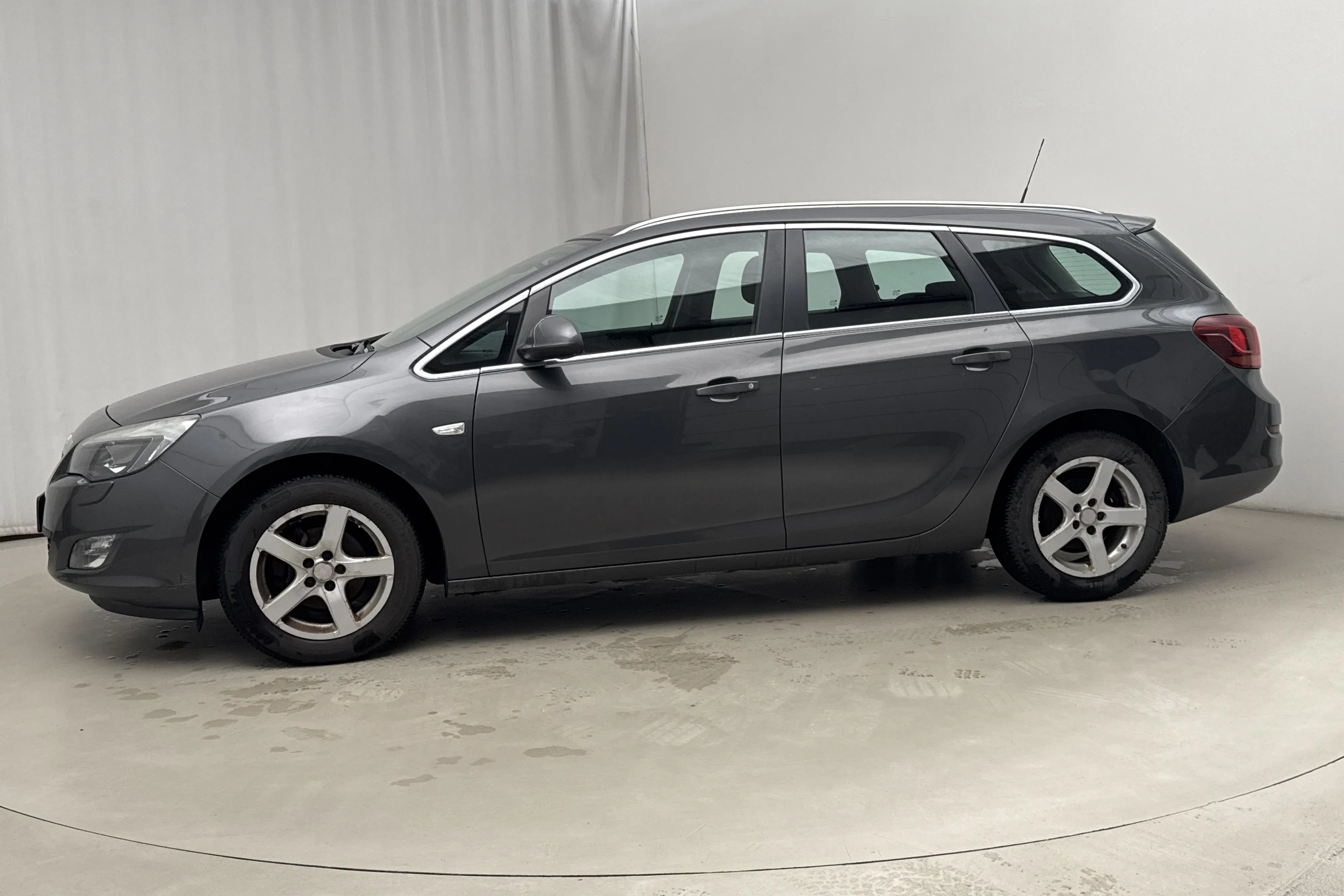 Presentationsfoto 2 av 13: Opel Astra 1.4 Turbo ECOTEC Sports Tourer (140hk) - 18 219 mil - Manuell - grå - 2012