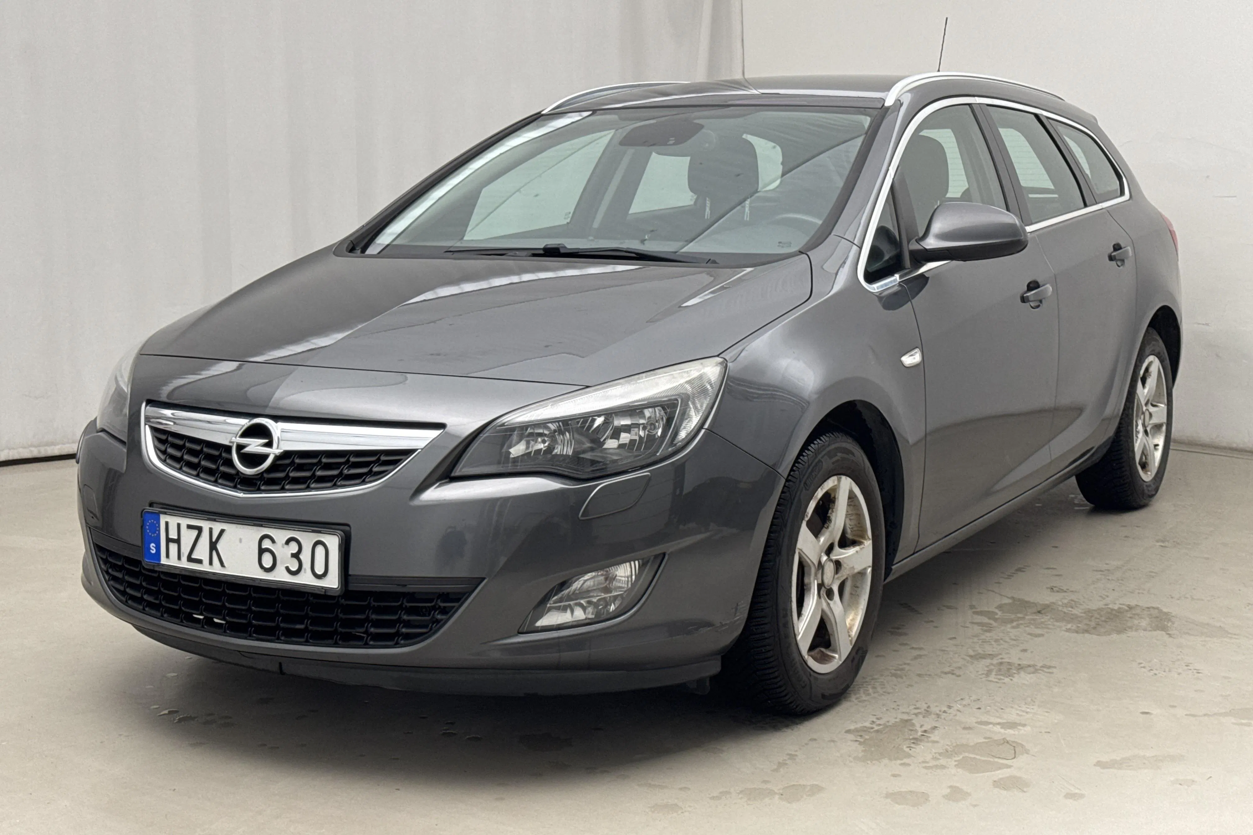 Presentationsfoto 1 av 13: Opel Astra 1.4 Turbo ECOTEC Sports Tourer (140hk) - 18 219 mil - Manuell - grå - 2012
