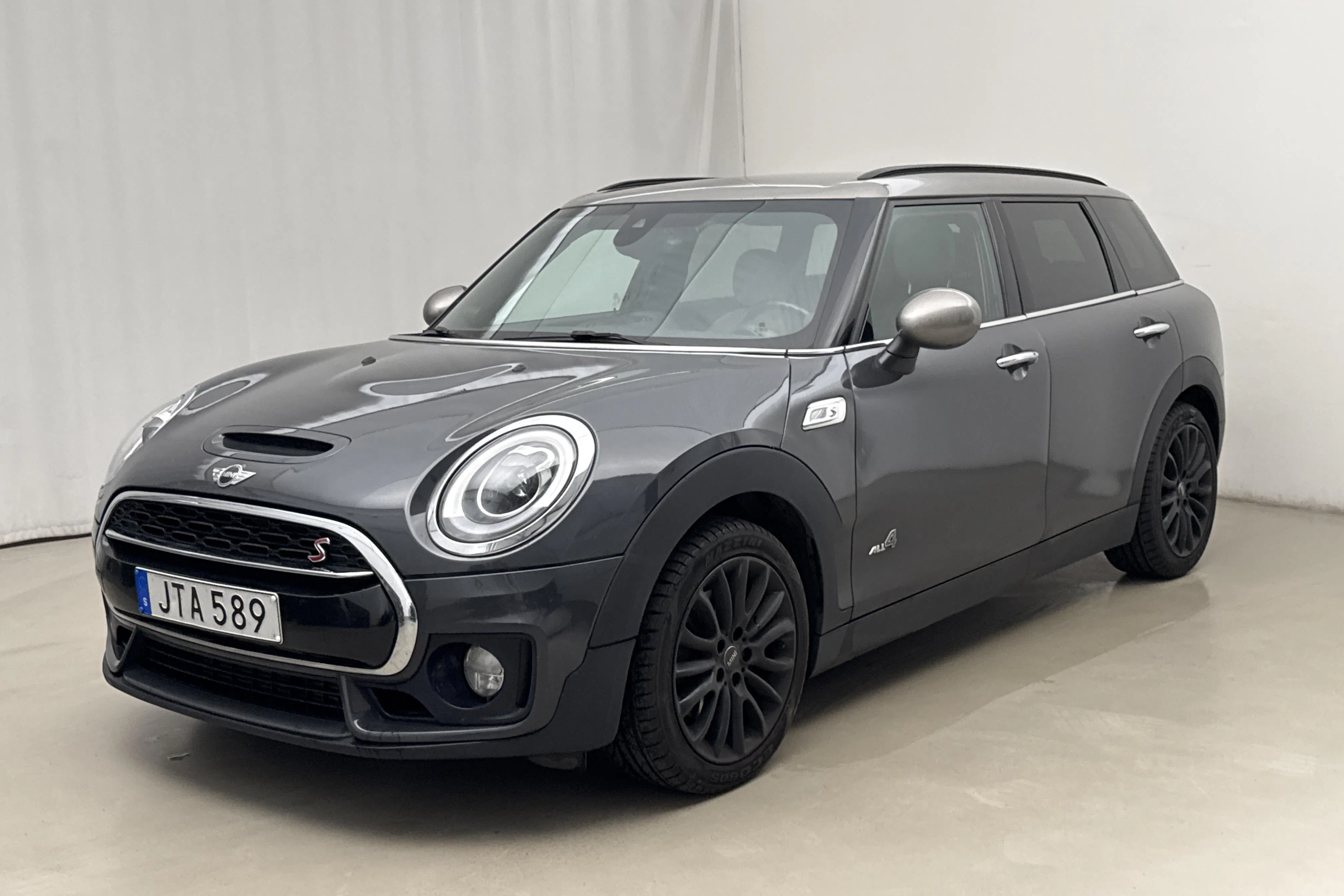 Presentationsfoto 1 av 22: MINI Cooper SD 2.0 ALL4 Clubman, F54 (190hk) - 12 245 mil - Automat - grå - 2016
