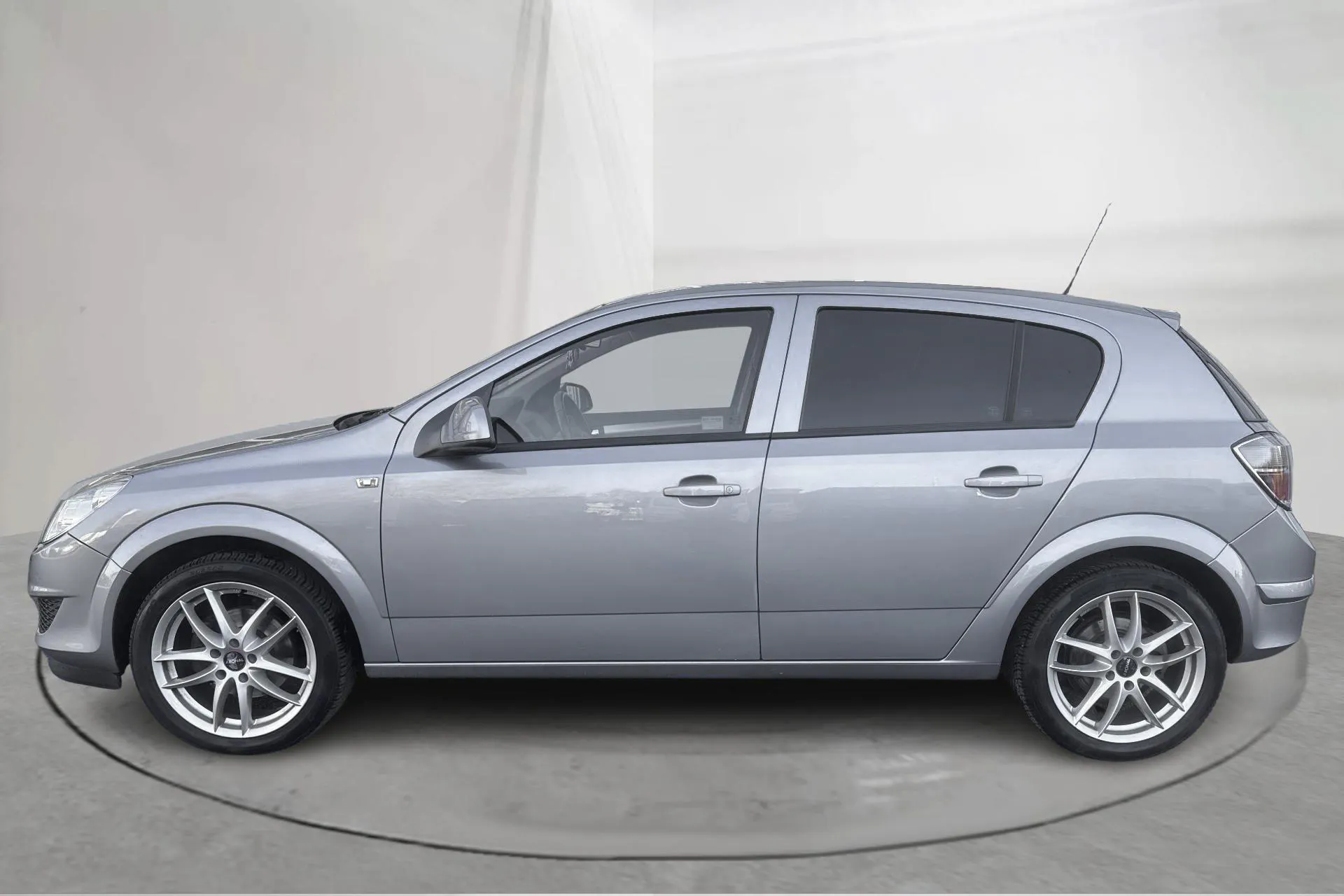 Presentationsfoto 2 av 14: Opel Astra 1.6 5dr (115hk) - 7 861 mil - Manuell - grå - 2010