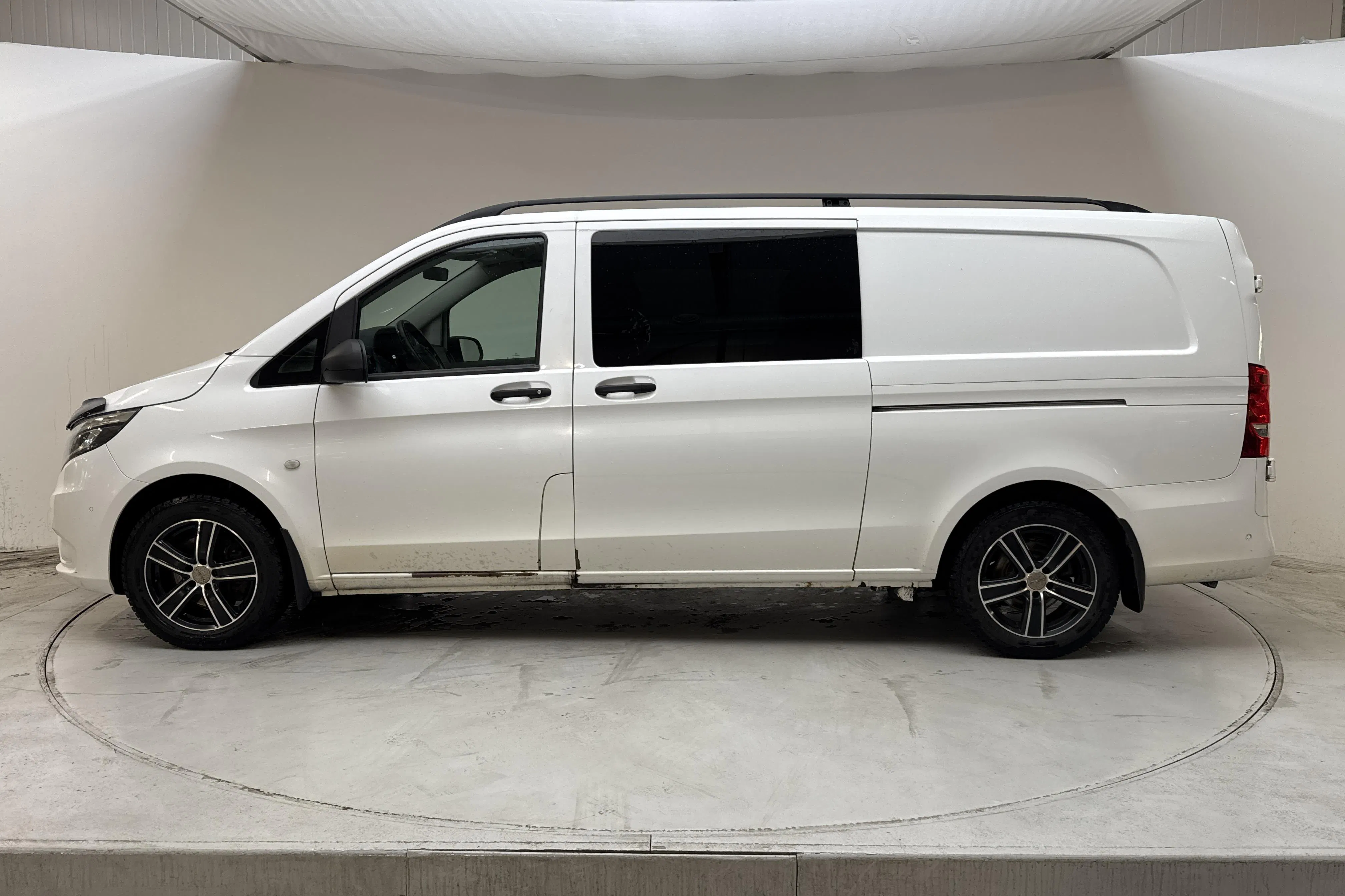 Presentationsfoto 2 av 15: Mercedes Vito Mixto 119 CDI 4MATIC W447 (190hk) - 25 970 mil - Automat - vit - 2022
