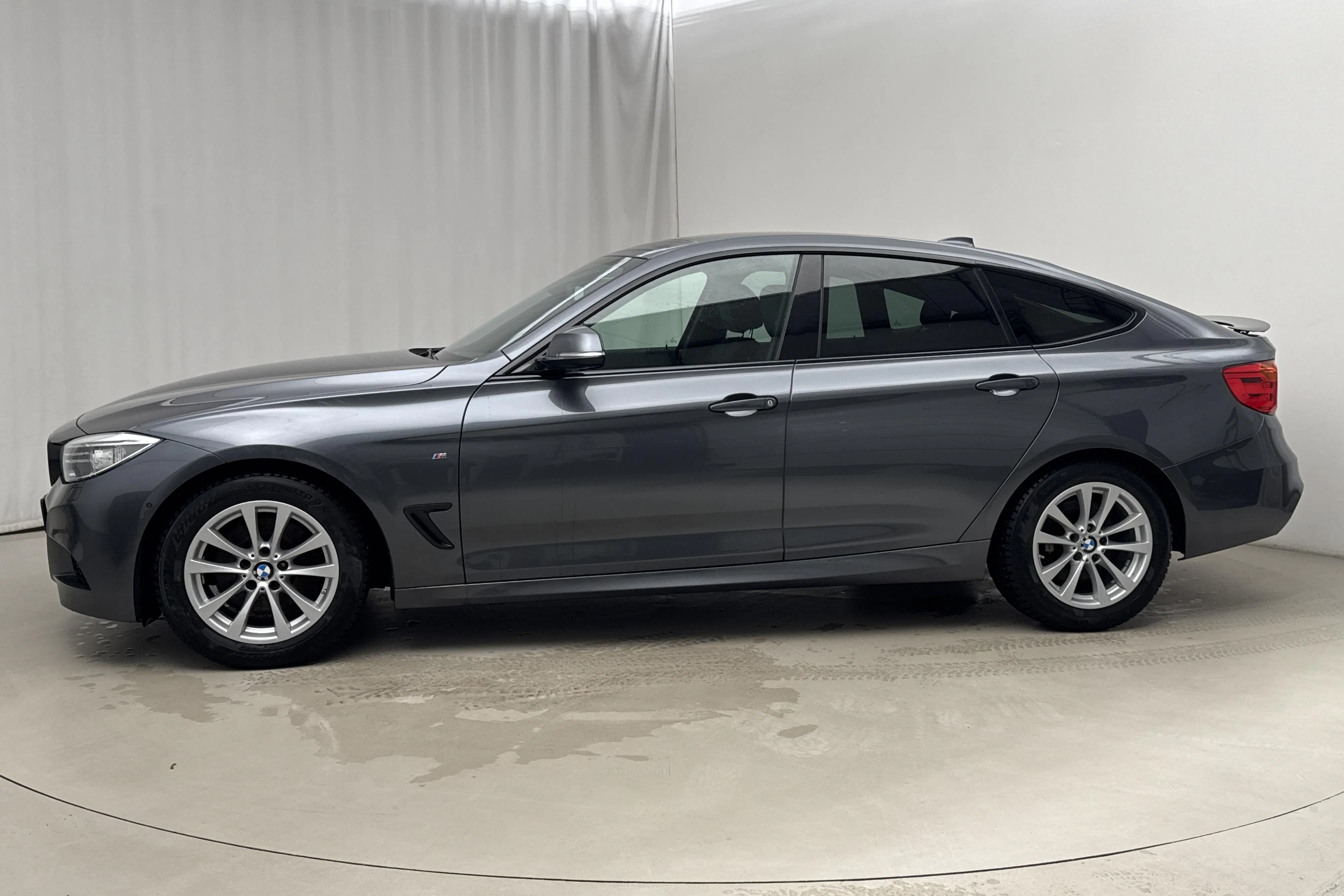 Presentationsfoto 2 av 20: BMW 330d GT xDrive, F34 (258hk) - 19 605 mil - Automat - grå - 2015
