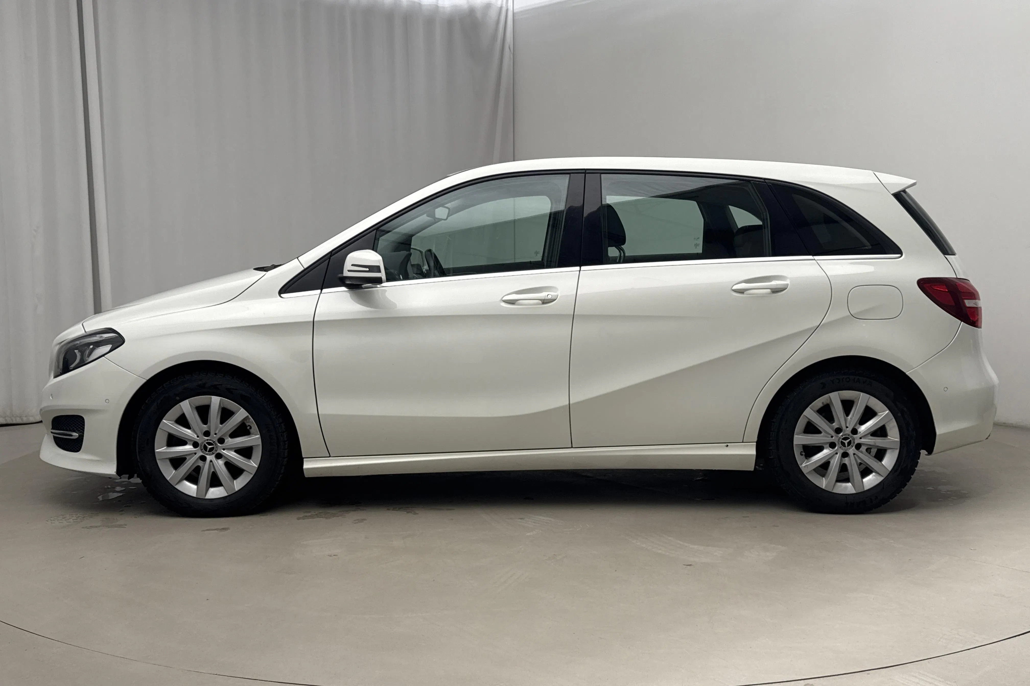 Presentationsfoto 2 av 17: Mercedes B 180 d W246 (109hk) - 15 439 mil - Automat - vit - 2018