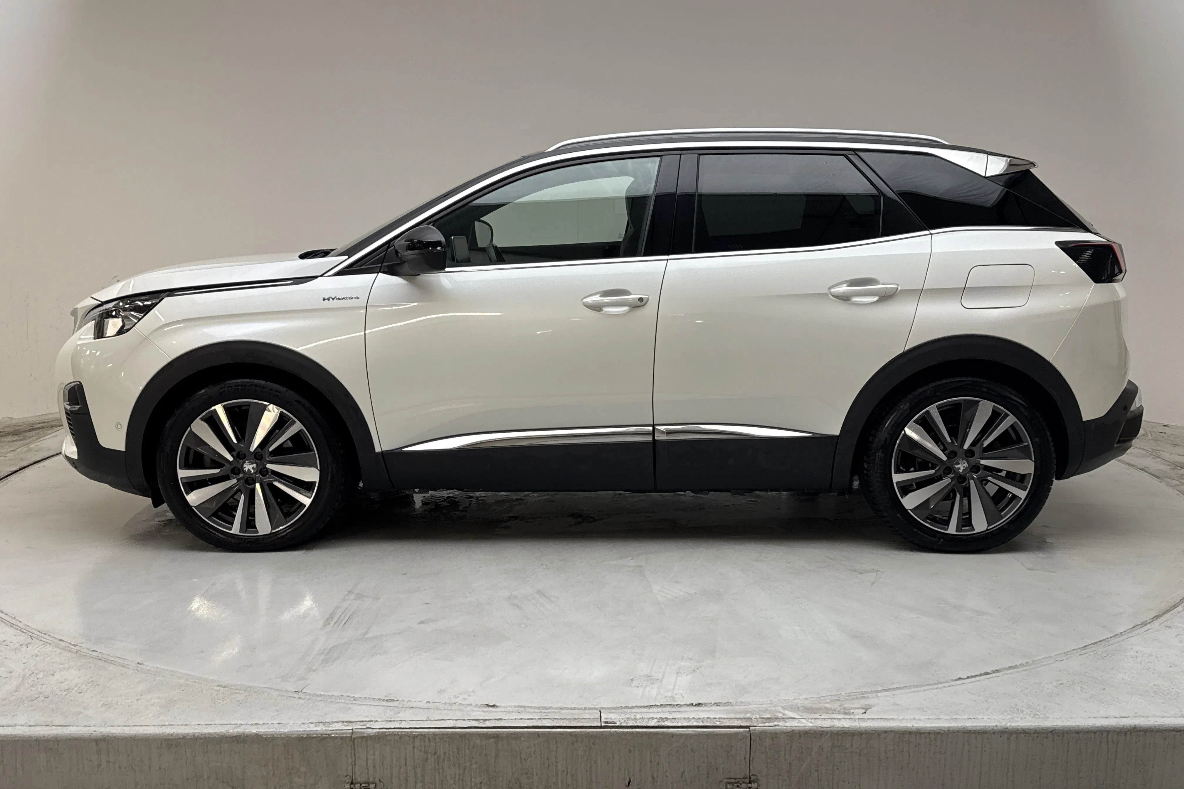 Presentation photo 2 of 17: Peugeot 3008 1.6 Plug-in Hybrid 4 (300hk) - 113 200 km - Automatic - white - 2020