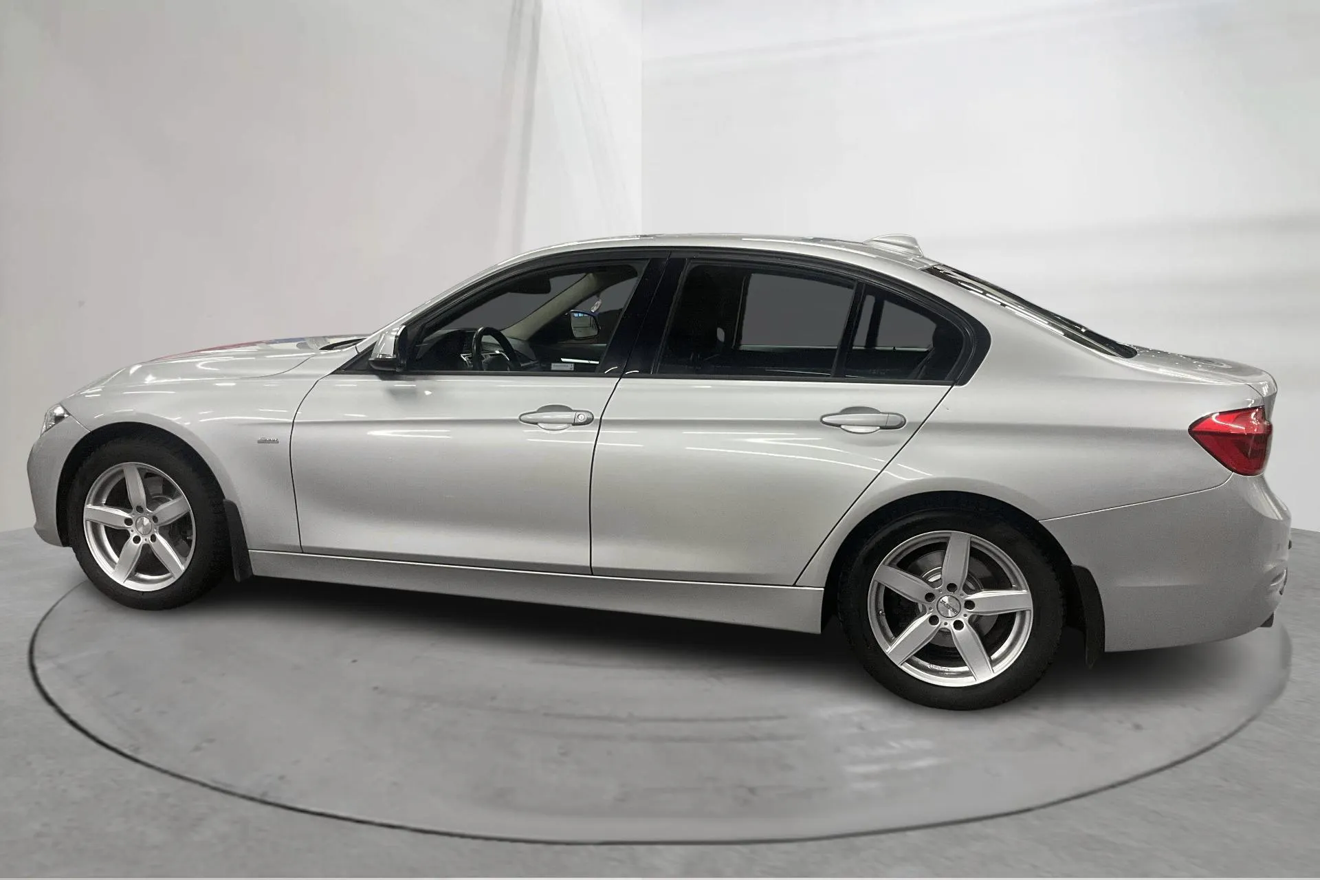 Presentationsfoto 2 av 14: BMW 330i xDrive Sedan, F30 (252hk) - 12 934 mil - Automat - silver - 2018