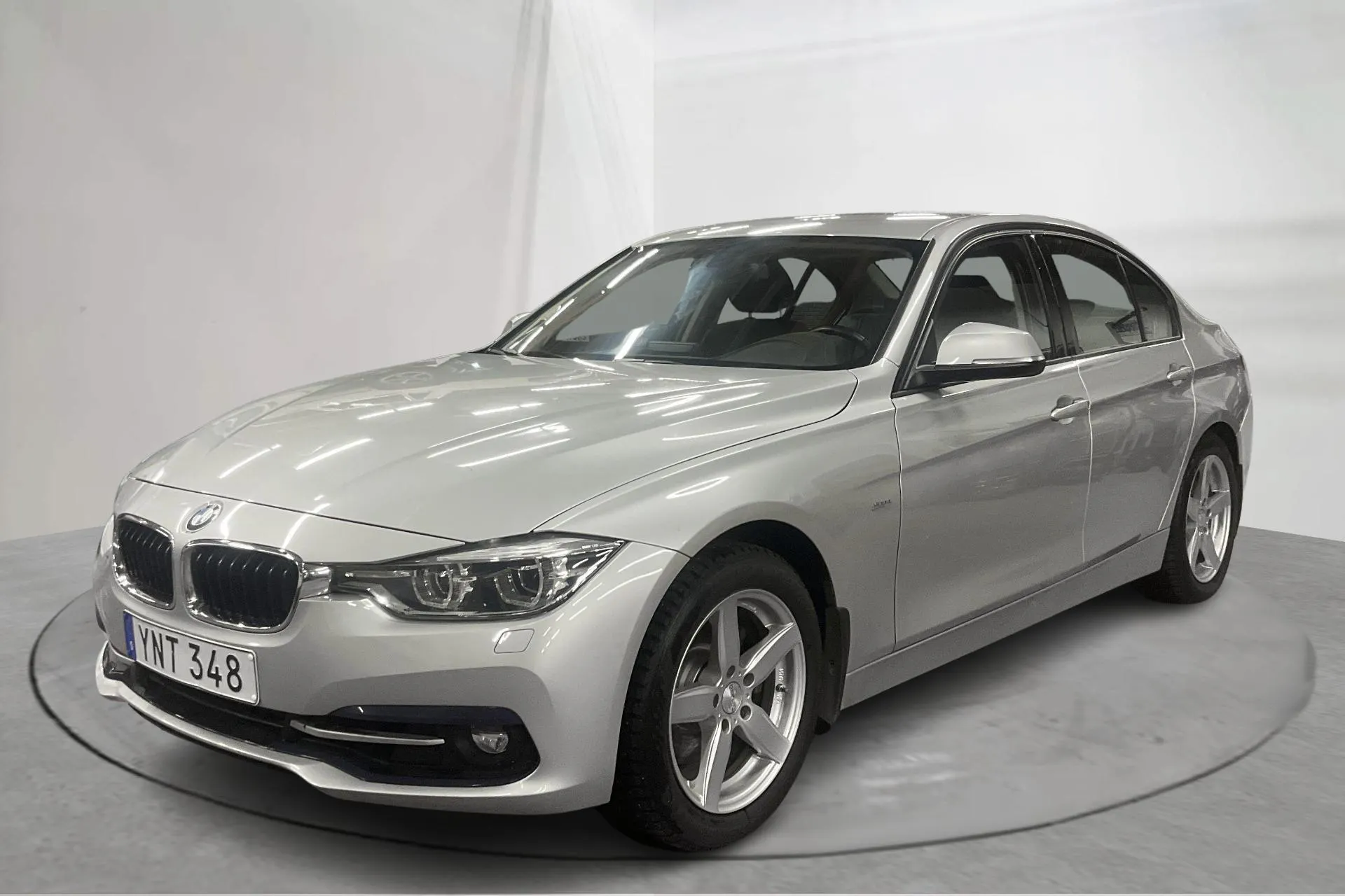 Presentationsfoto 1 av 14: BMW 330i xDrive Sedan, F30 (252hk) - 12 934 mil - Automat - silver - 2018