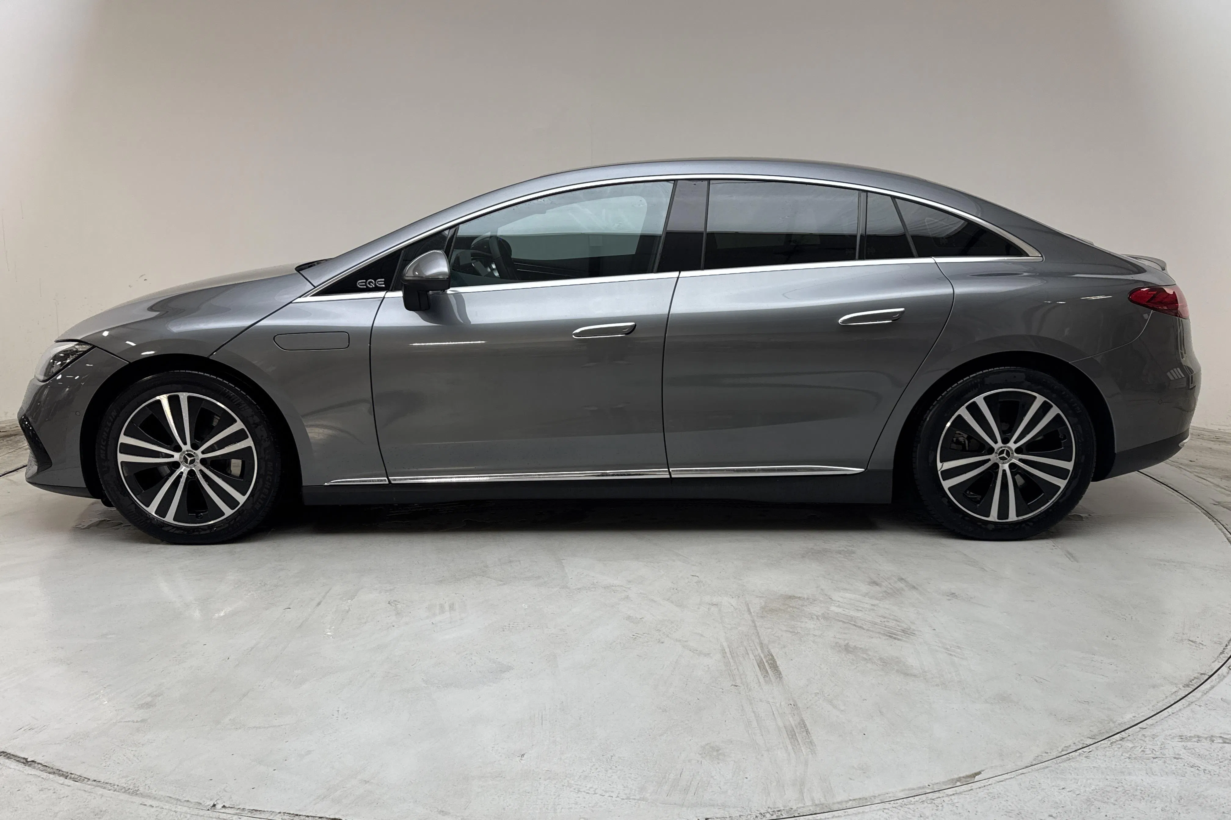 Presentation photo 2 of 18: Mercedes EQE 300 V295 (245hk) - 89 460 km - Automatic - gray - 2023