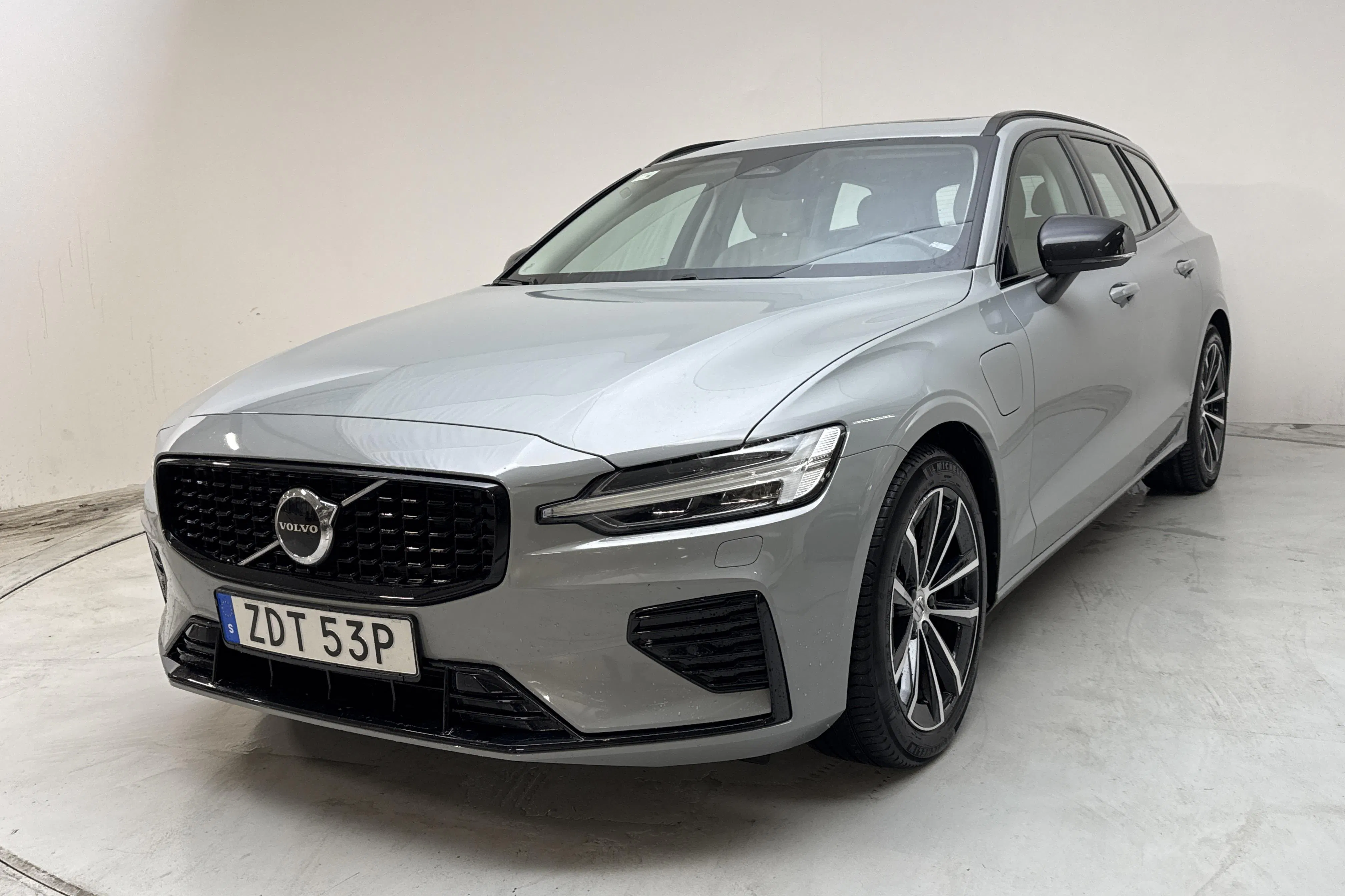 Presentation photo 1 of 19: Volvo V60 T6 AWD Recharge (350hk) - 89 550 km - Automatic - gray - 2025