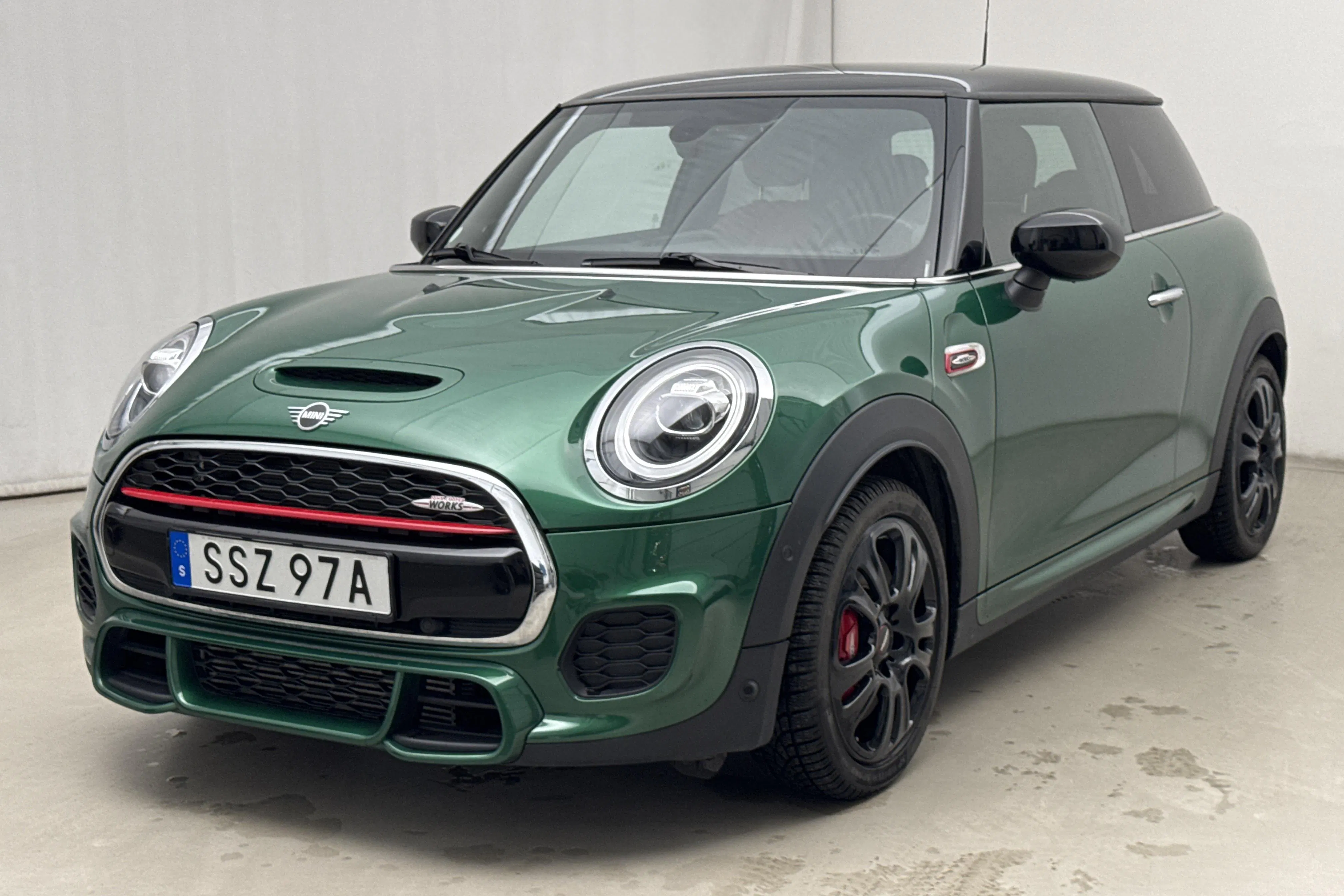 Presentationsfoto 1 av 18: MINI John Cooper Works 3dr, F56 (231hk) - 2 357 mil - Manuell - grön - 2020