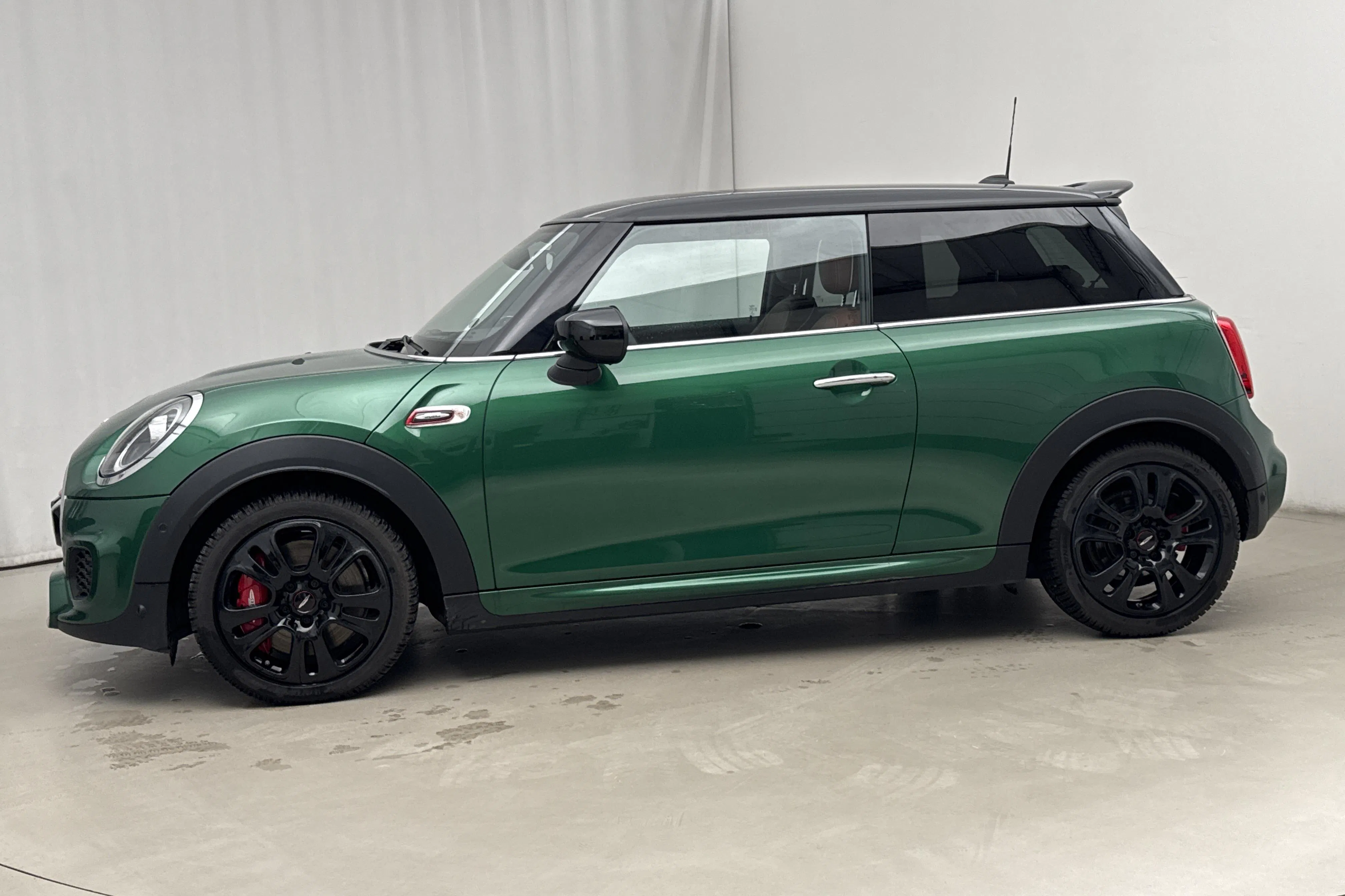Presentationsfoto 2 av 18: MINI John Cooper Works 3dr, F56 (231hk) - 2 357 mil - Manuell - grön - 2020