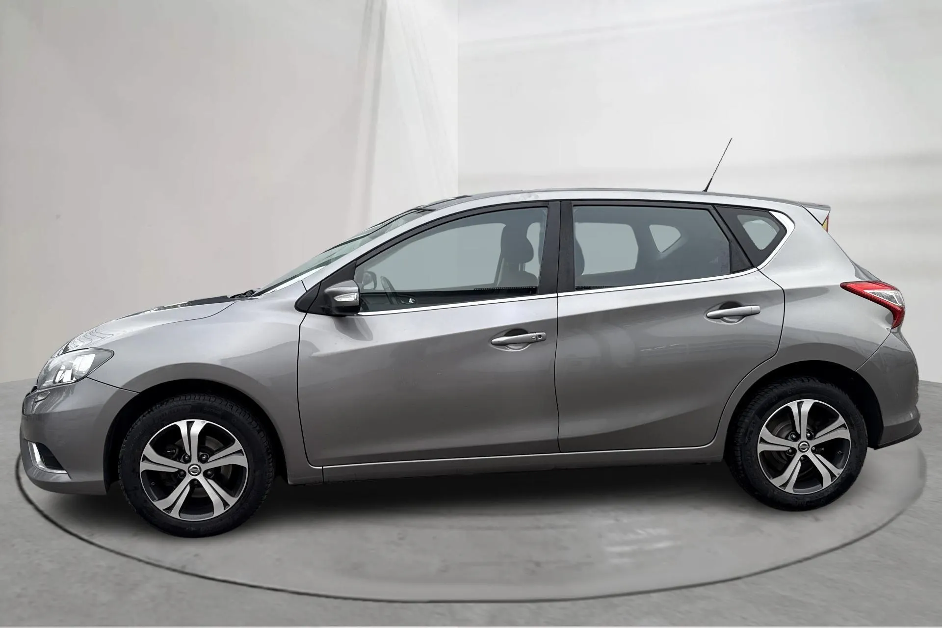 Presentationsfoto 2 av 15: Nissan Pulsar 1.2 DIG-T (115hk) - 12 350 mil - Manuell - grå - 2017
