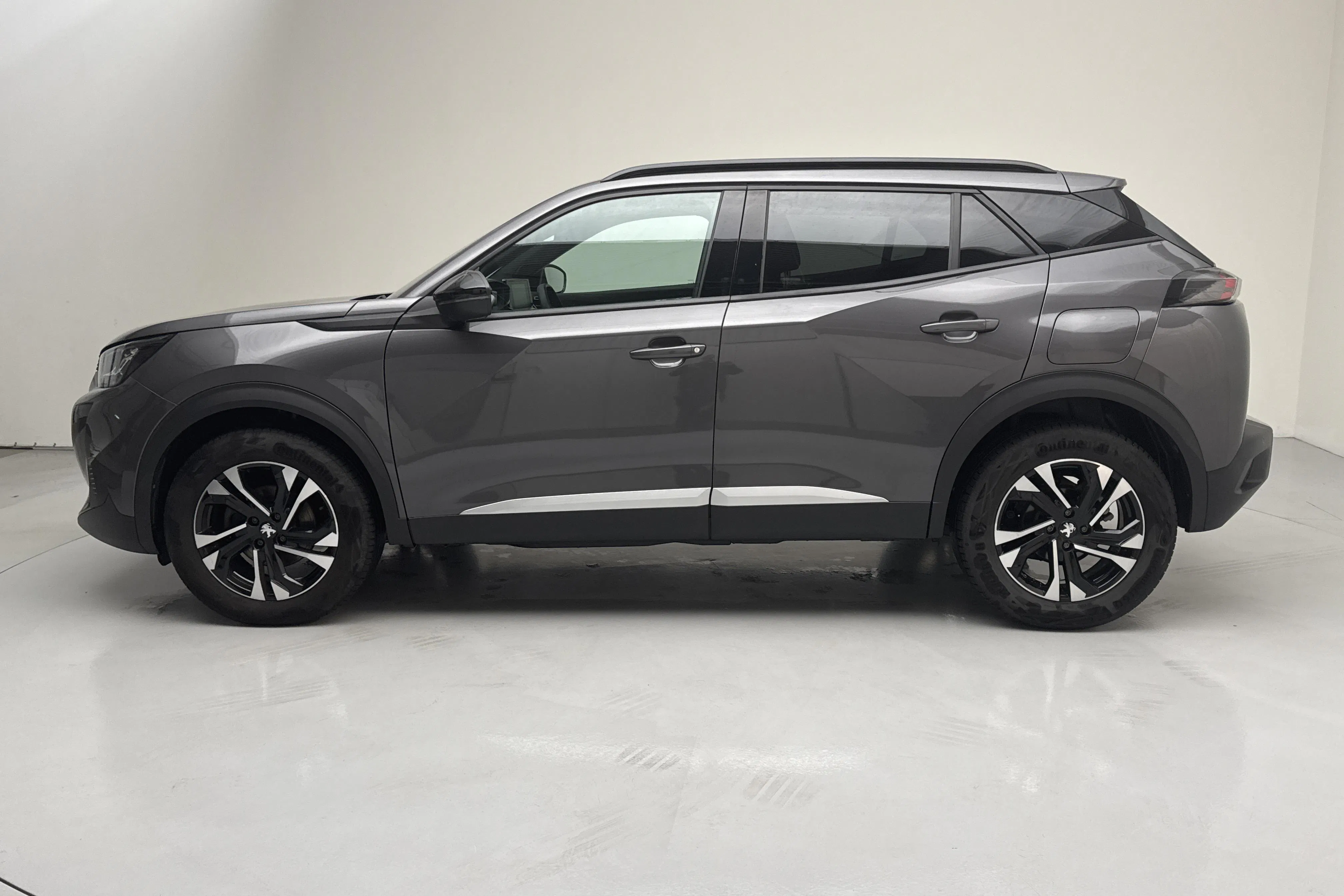 Presentation photo 2 of 12: Peugeot 2008 1.2 PureTech (130hk) - 35 040 km - Automatic - gray - 2023