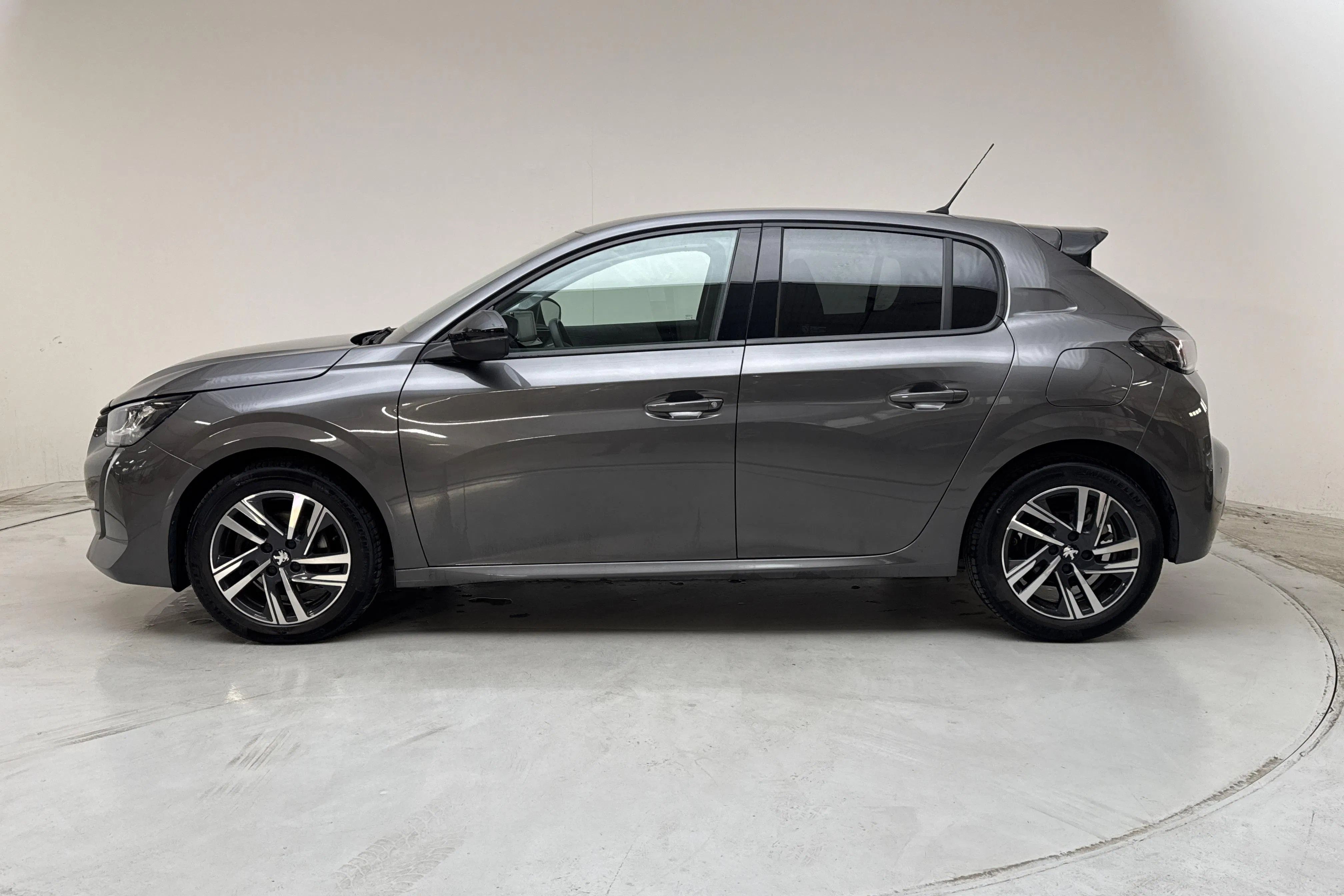 Presentationsfoto 2 av 13: Peugeot 208 1.2 PureTech 5dr (100hk) - 4 903 mil - Automat - grå - 2023