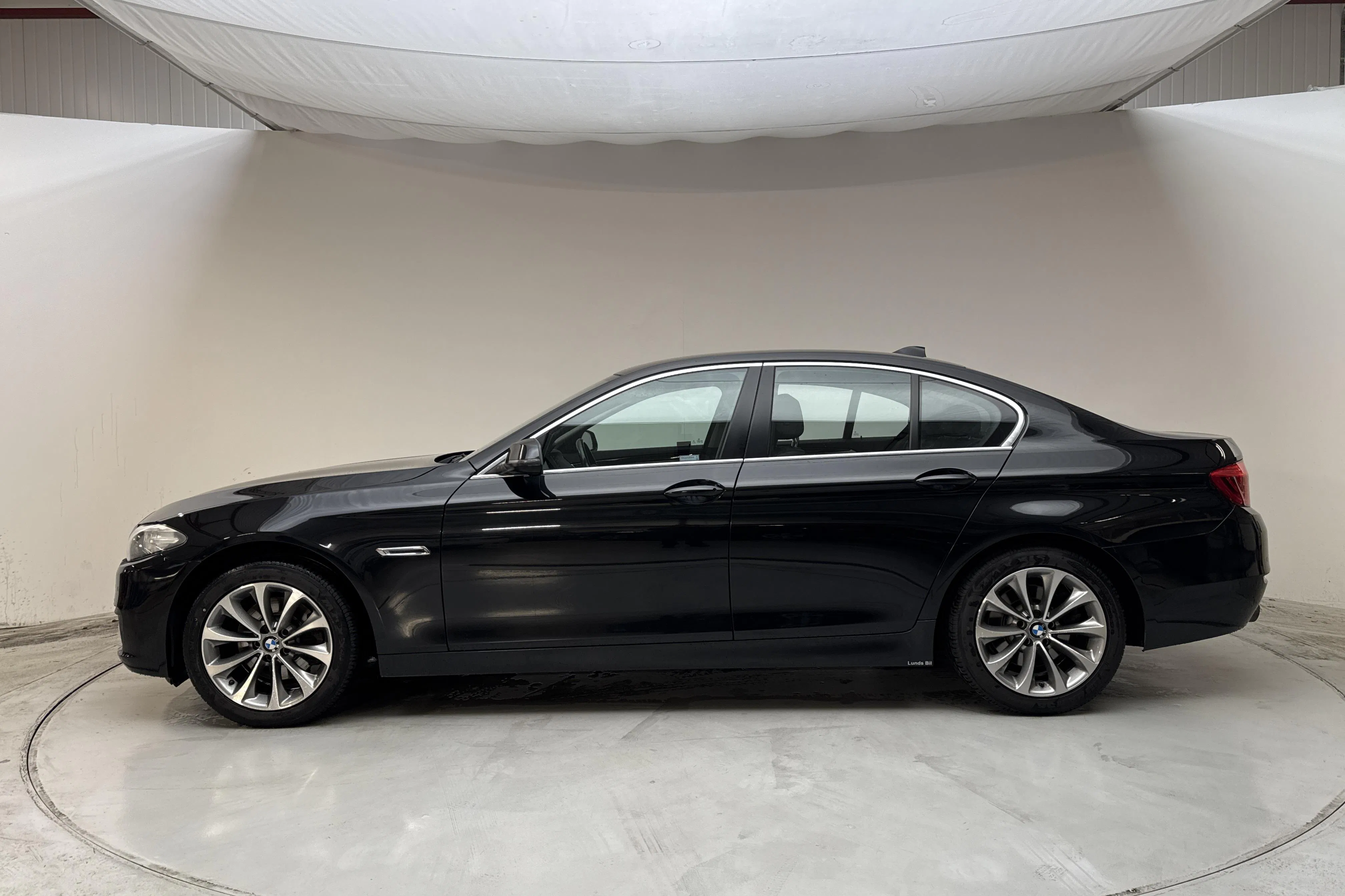 Presentationsfoto 2 av 13: BMW 520d xDrive Sedan, F10 (190hk) - 18 872 mil - Automat - svart - 2016