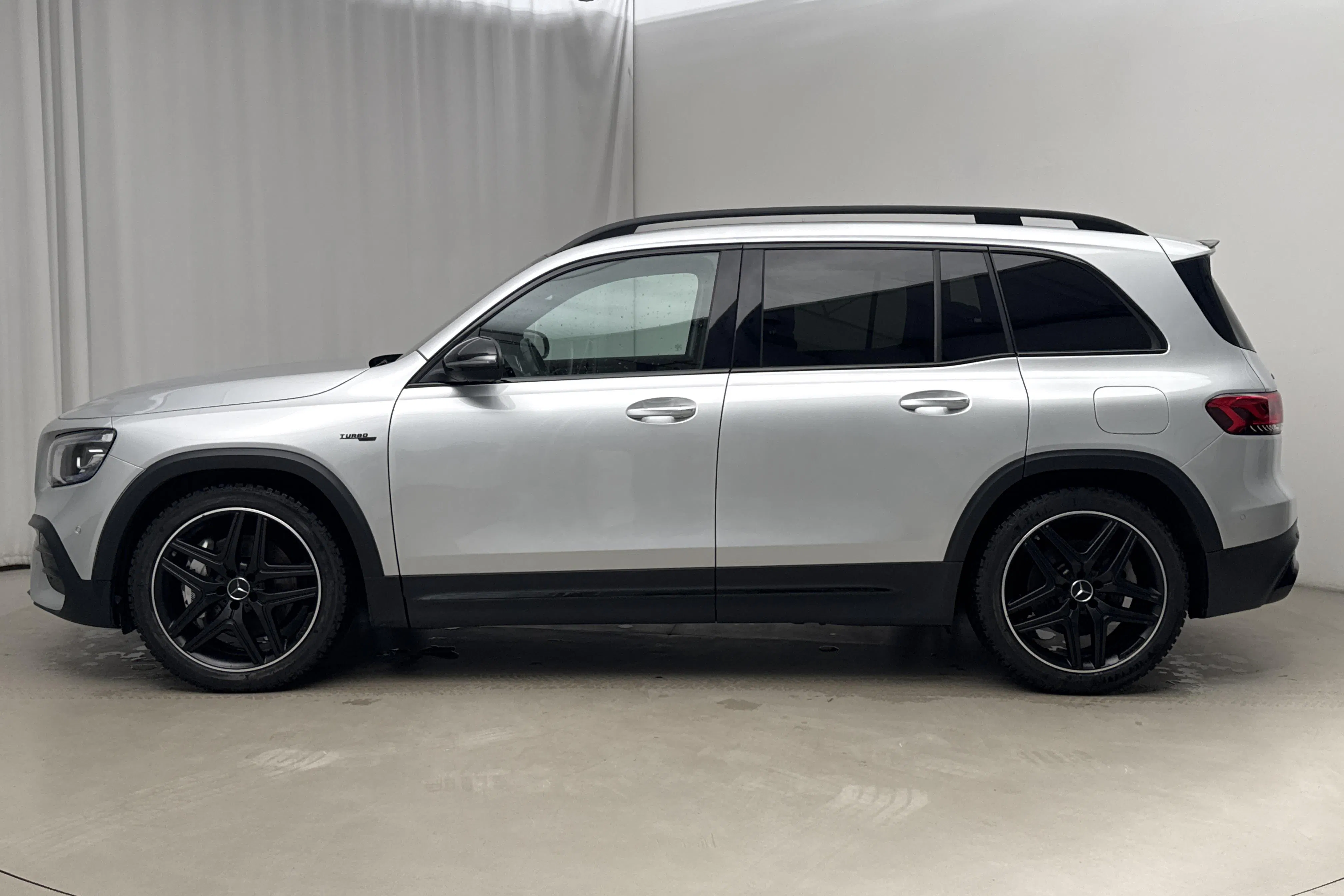 Presentationsfoto 2 av 21: Mercedes GLB 35 AMG 4MATIC X247 (306hk) - 3 940 mil - Automat - silver - 2022