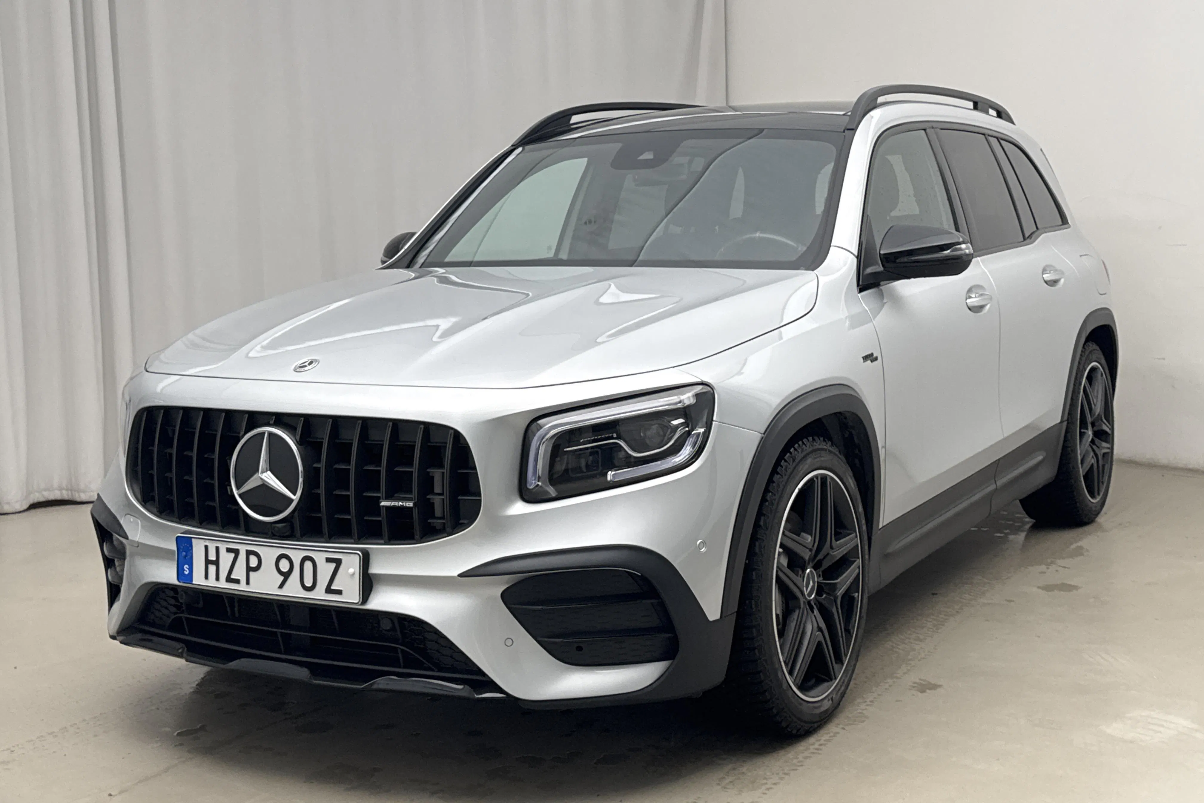 Presentationsfoto 1 av 21: Mercedes GLB 35 AMG 4MATIC X247 (306hk) - 3 940 mil - Automat - silver - 2022