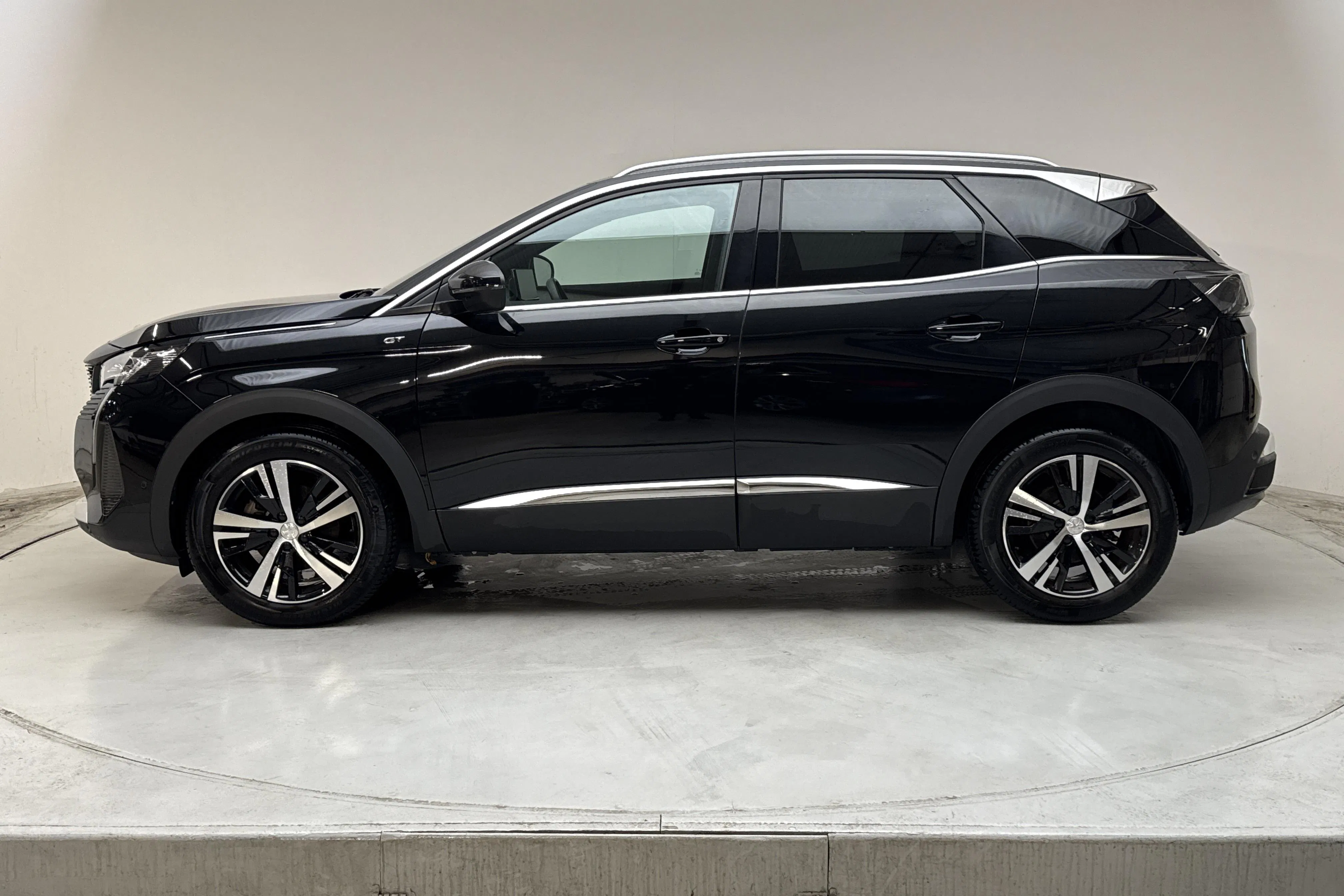 Presentationsfoto 2 av 14: Peugeot 3008 1.2 PureTech (130hk) - 2 657 mil - Automat - svart - 2023